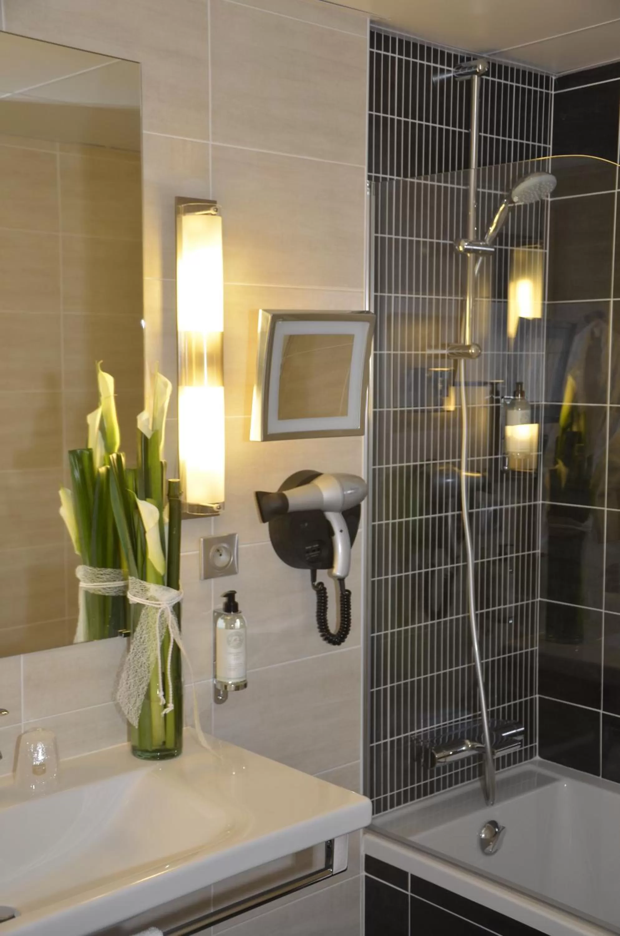 Bathroom in Best Western Plus Richelieu