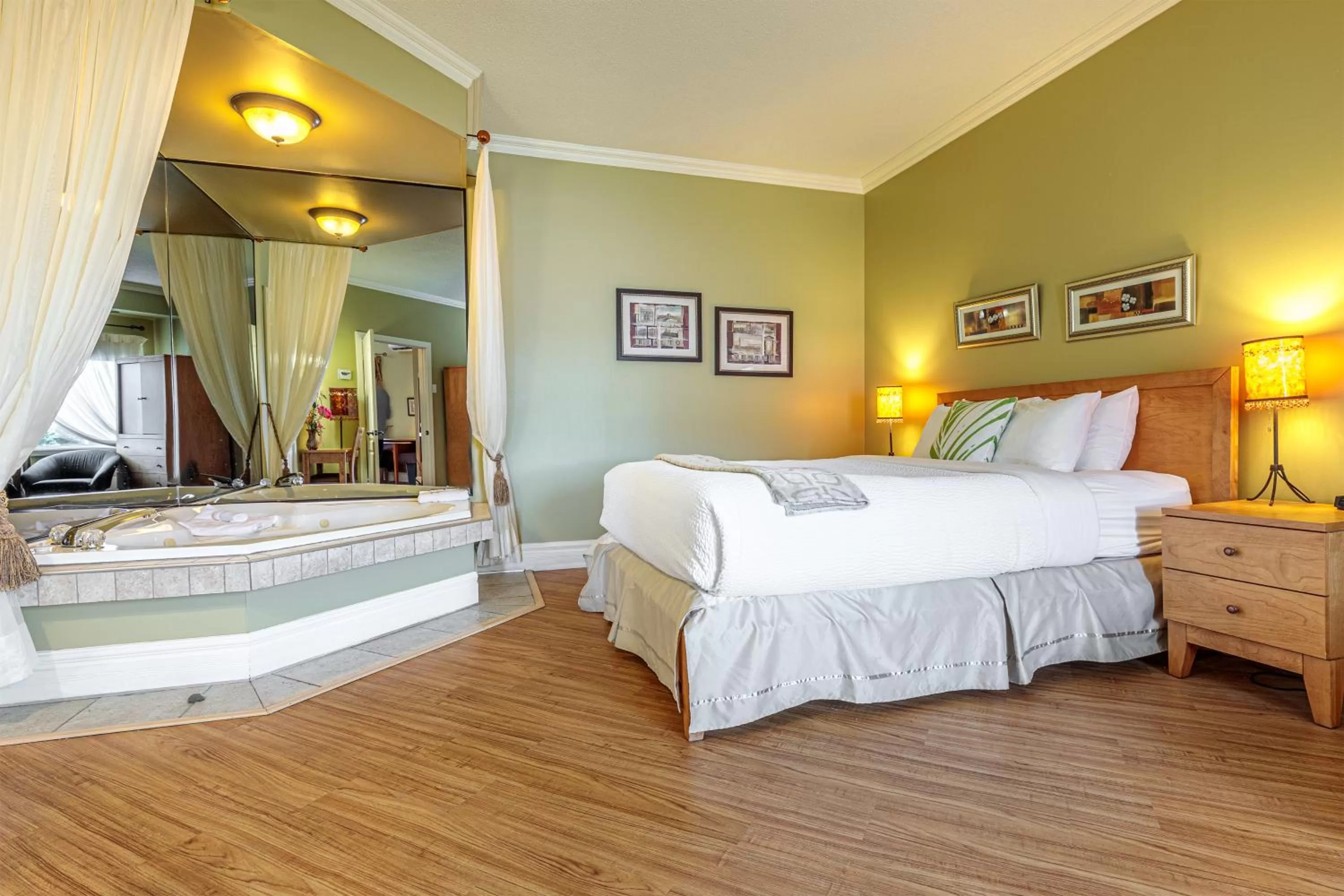 Bedroom, Bed in Days Inn by Wyndham Berthierville