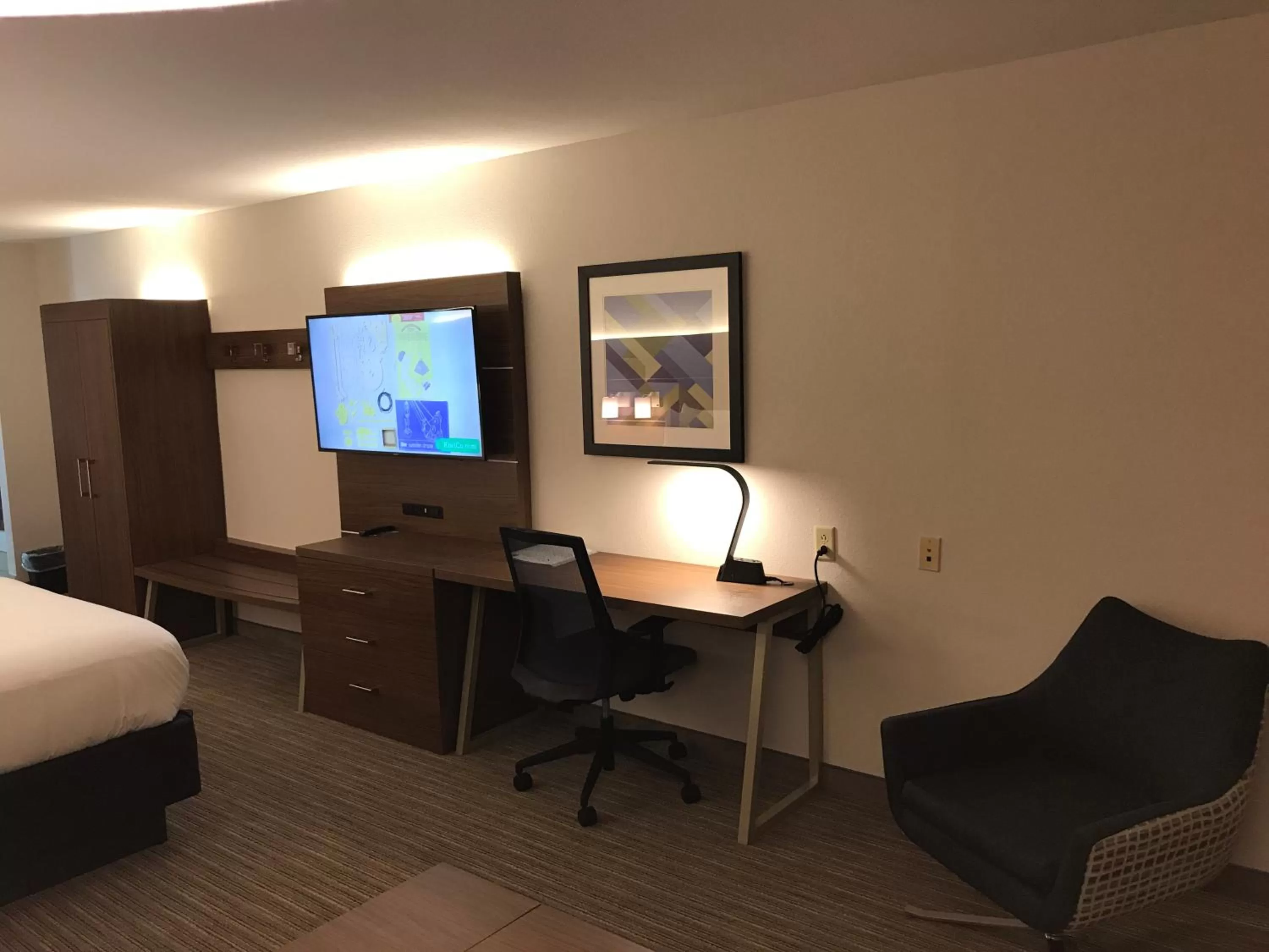 TV and multimedia, Bed in Holiday Inn Express & Suites. by IHG