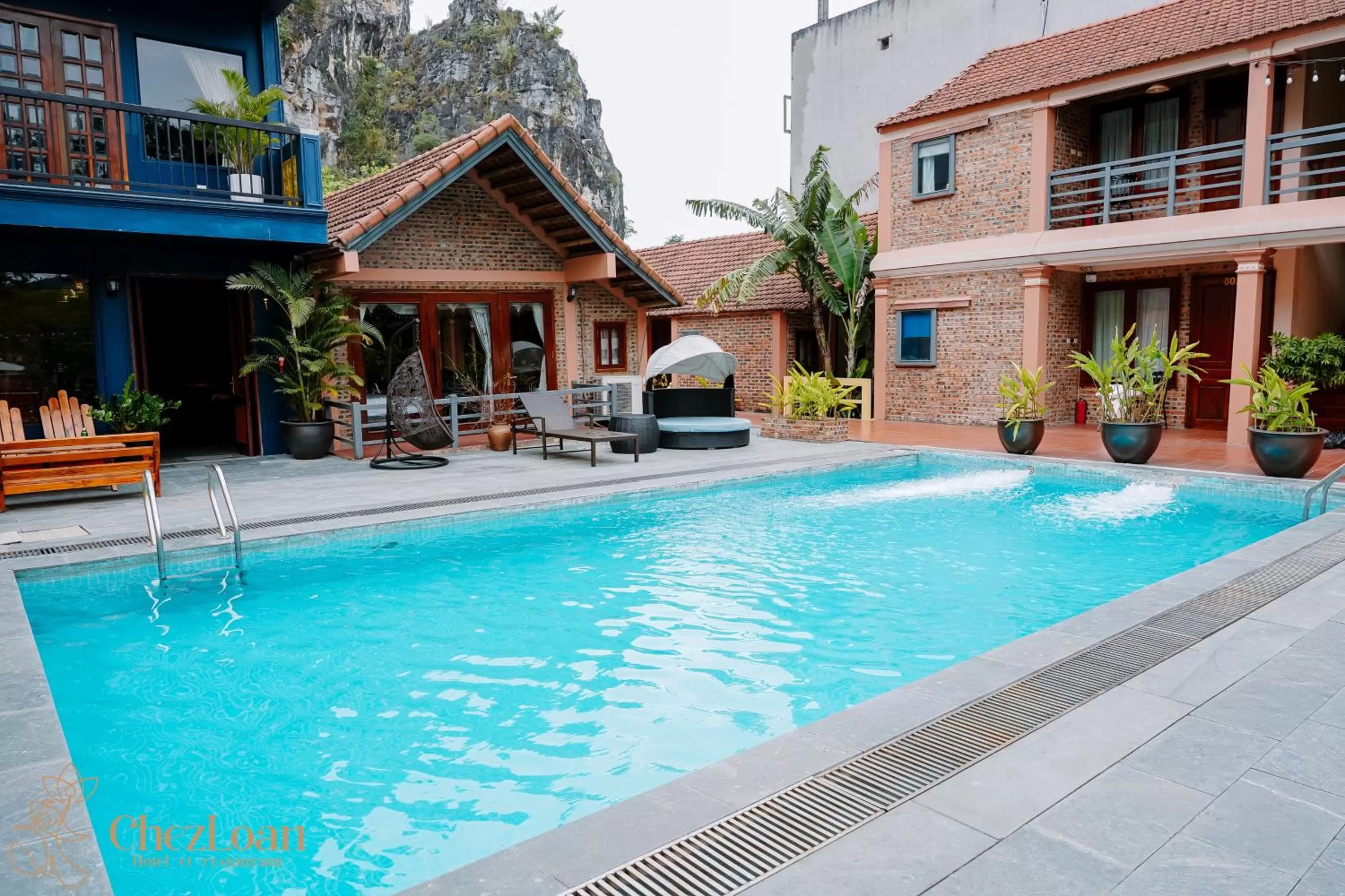Swimming pool in Chez Loan Hotel
