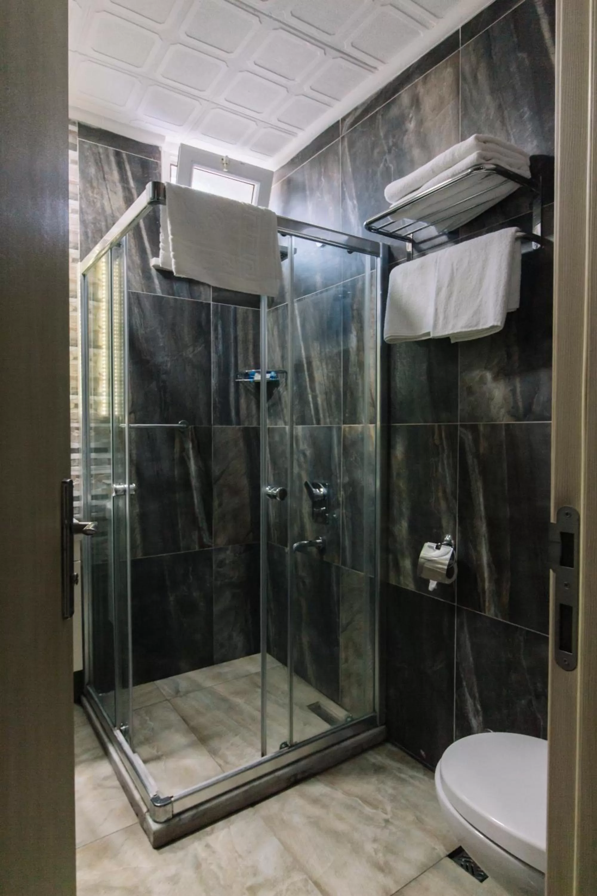 Shower in Melrose Pansiyon