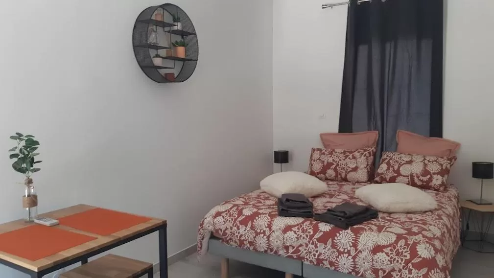 Photo of the whole room, Bed in Maison d'Hôtes & Spa La Chêneraie-Provence Ventoux