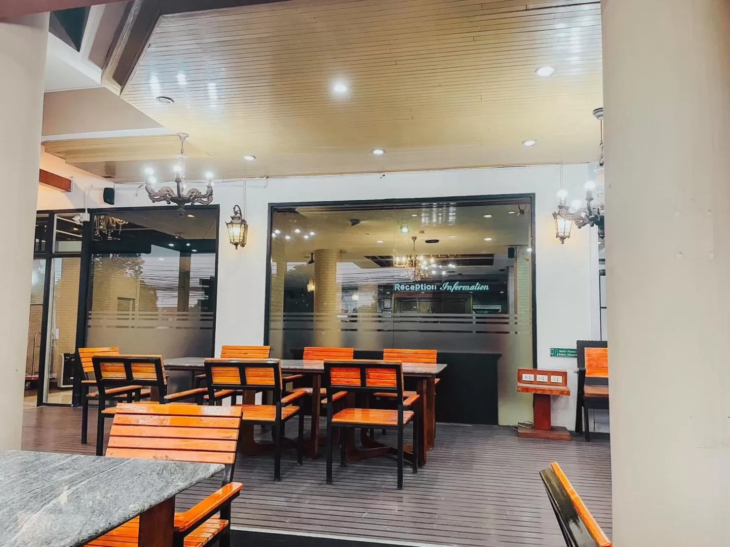 Restaurant/places to eat in Hotel De Khuvieng