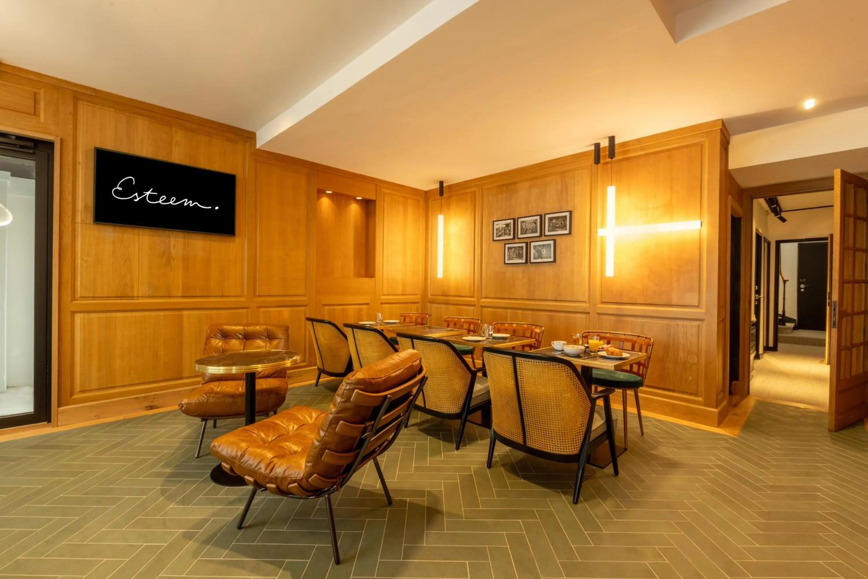 Breakfast in Esteem Tour Eiffel