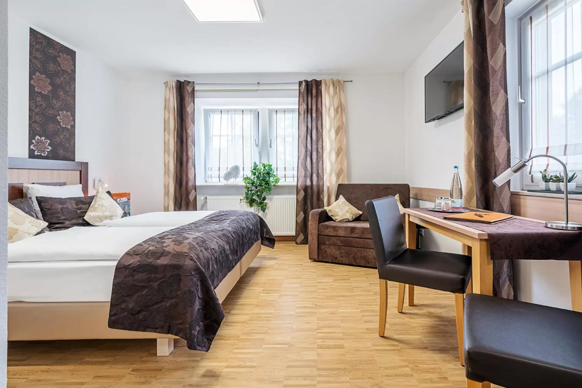Photo of the whole room, Bed in Hotel Rappen Rothenburg ob der Tauber