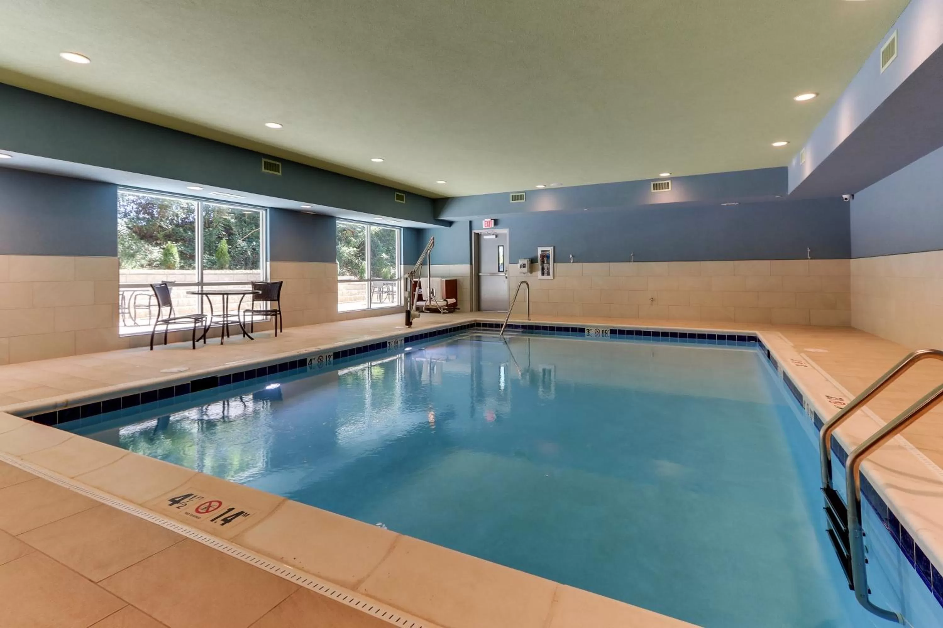 Swimming pool in Holiday Inn Express & Suites - Roanoke – Civic Center