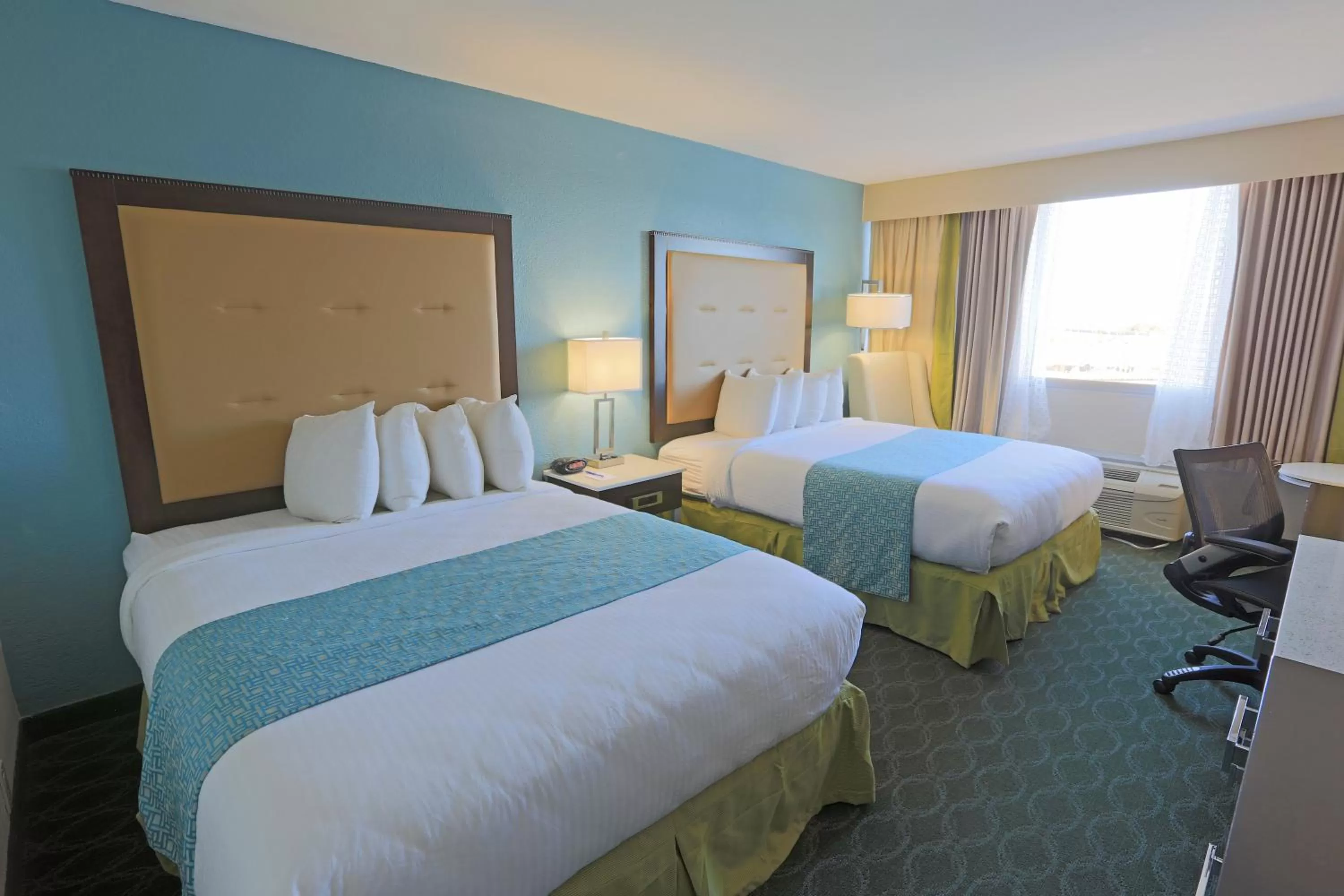 Bedroom, Bed in Wyndham Garden Kenosha Harborside