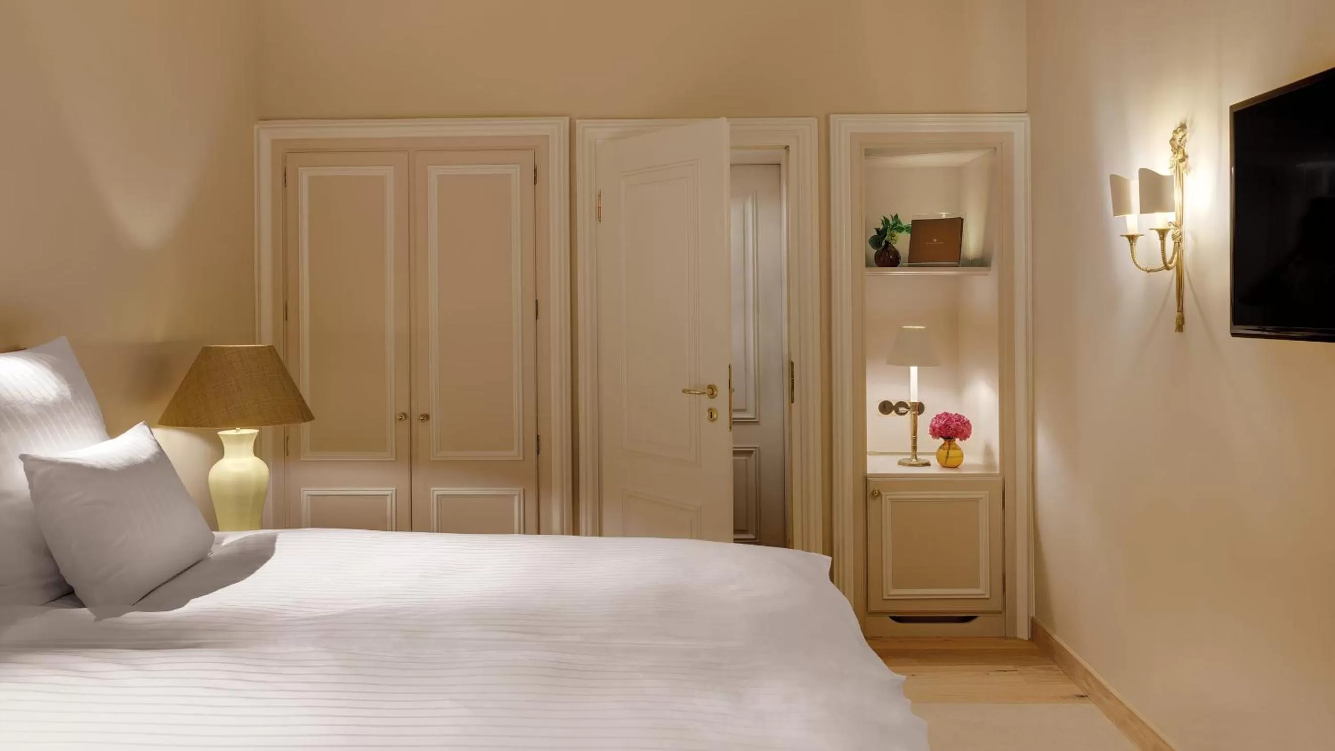 Photo of the whole room, Bed in Excelsior by Geisel