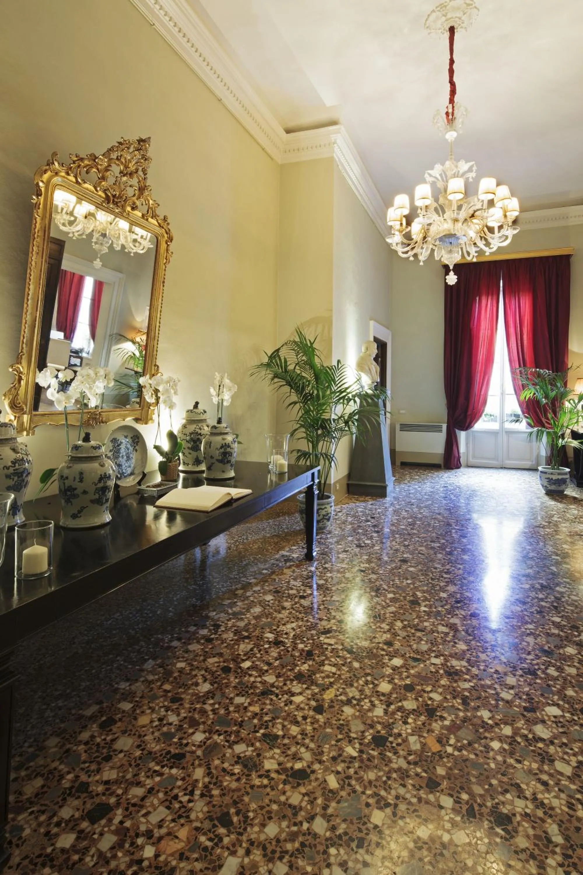 Lobby or reception in Al Palazzo del Marchese di Camugliano Residenza d'Epoca