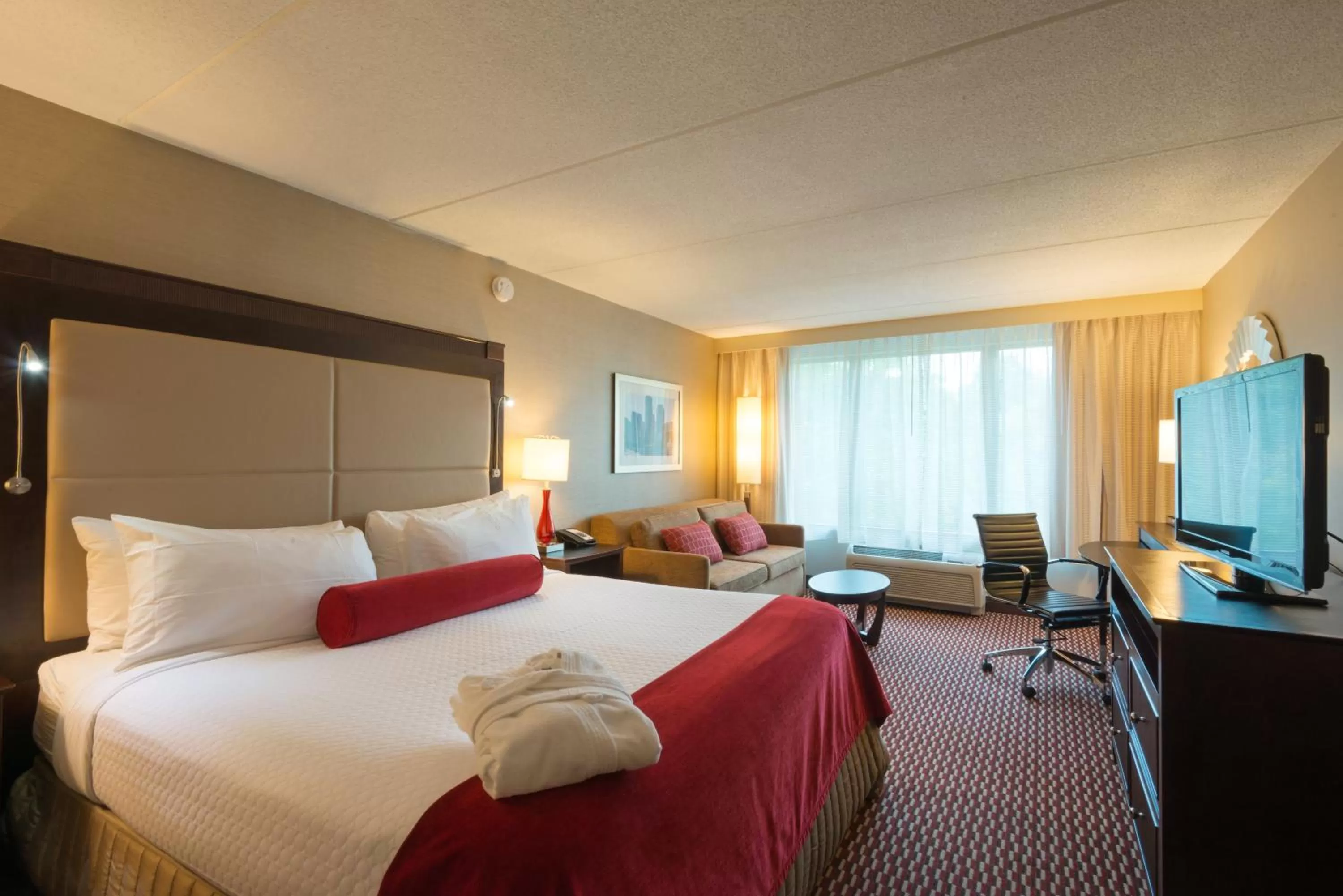 Photo of the whole room, Bed in Crowne Plaza Boston - Woburn by IHG