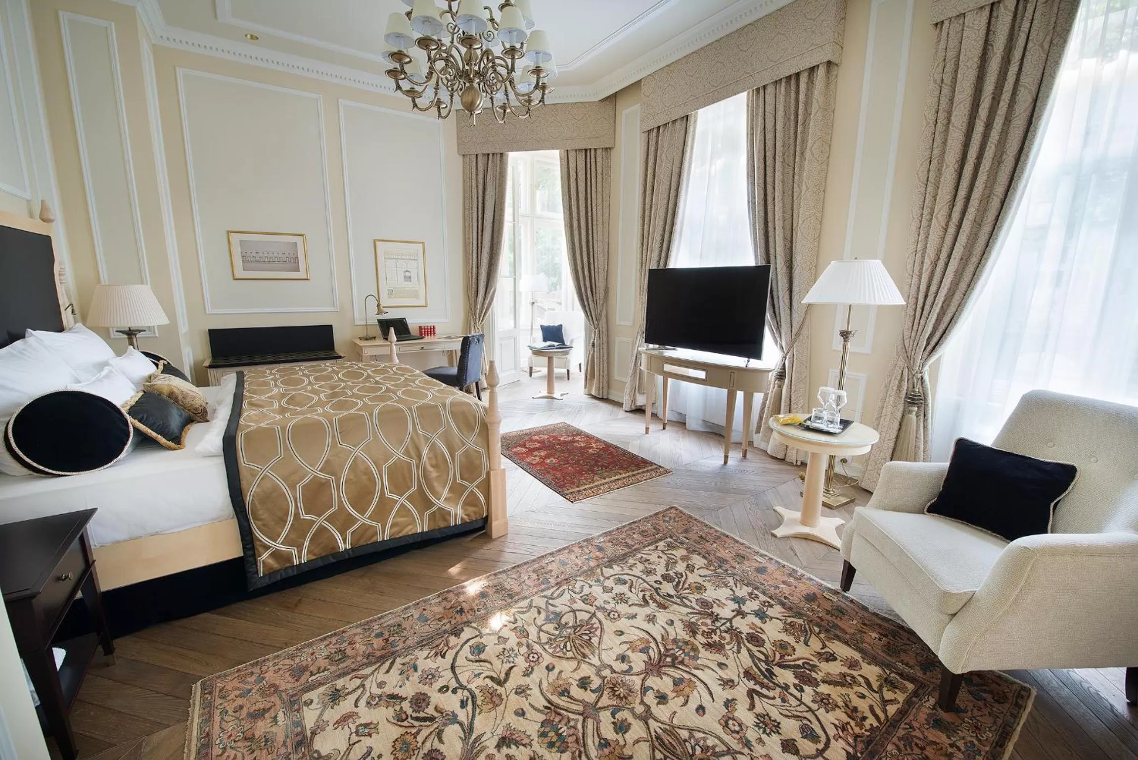 Wilson Grand Suite (including daily refilled free mini bar) in Wilson Palace by LOFT