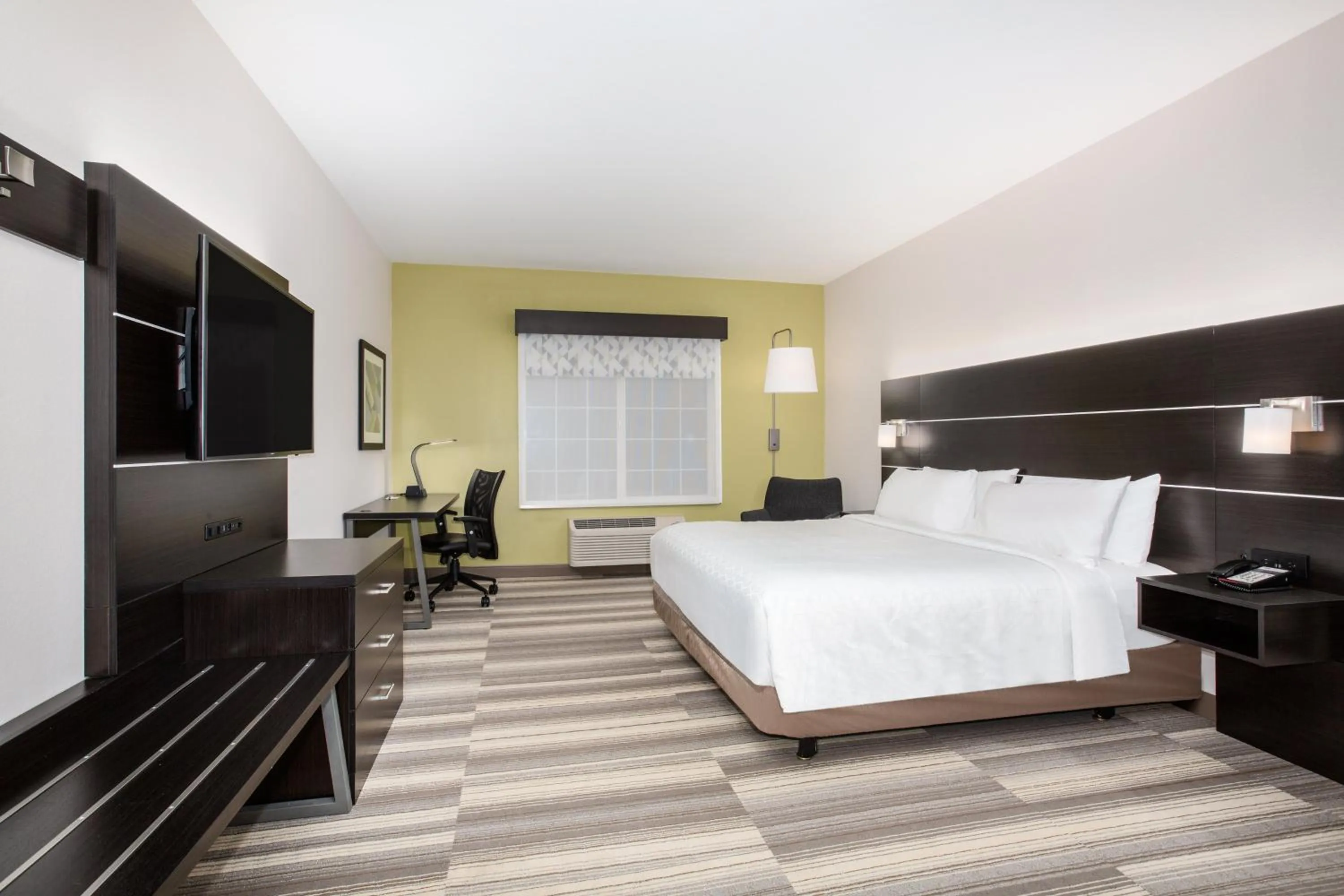 Photo of the whole room, Bed in Holiday Inn Express & Suites Lincoln City by IHG