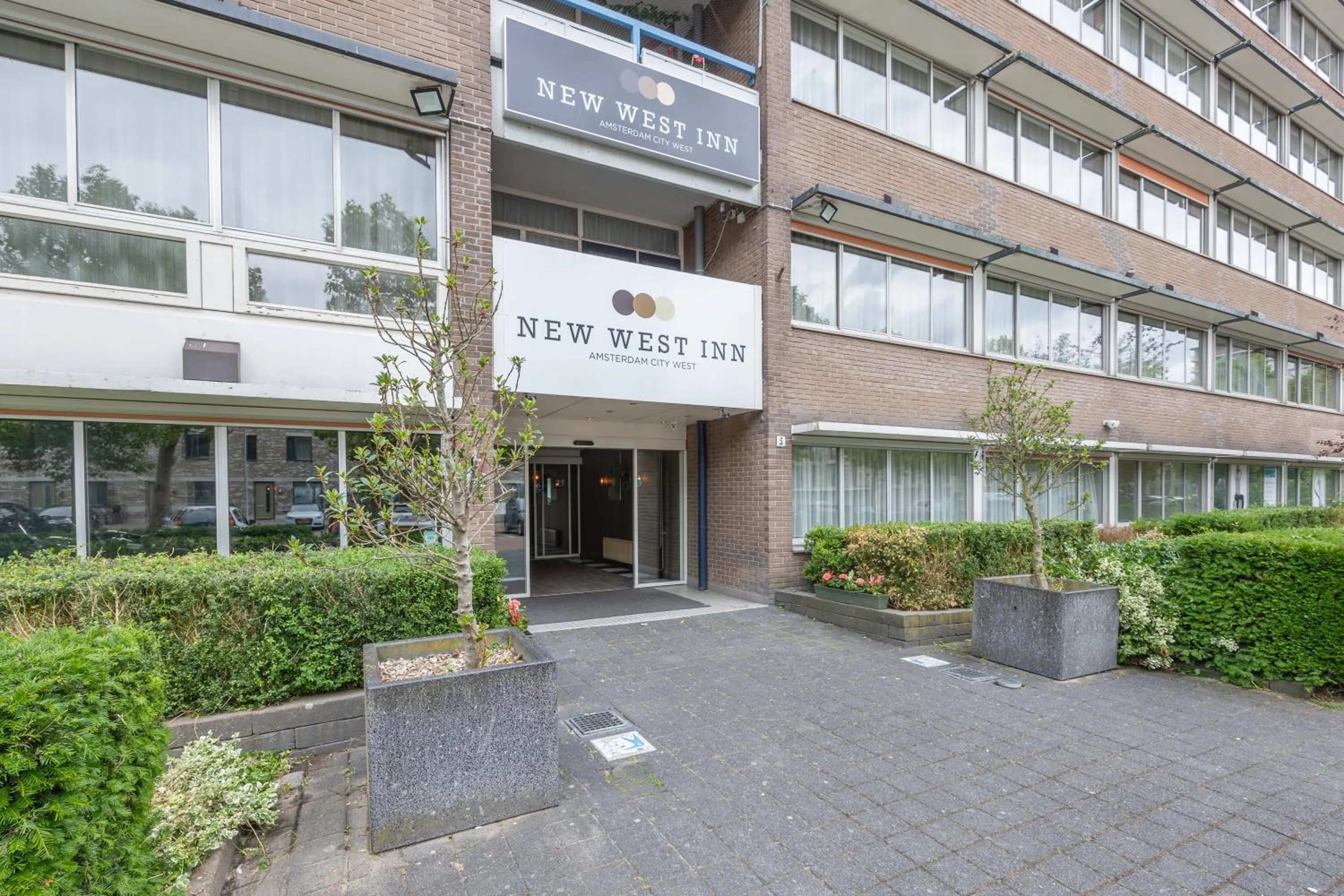 Property building in New West Inn Amsterdam