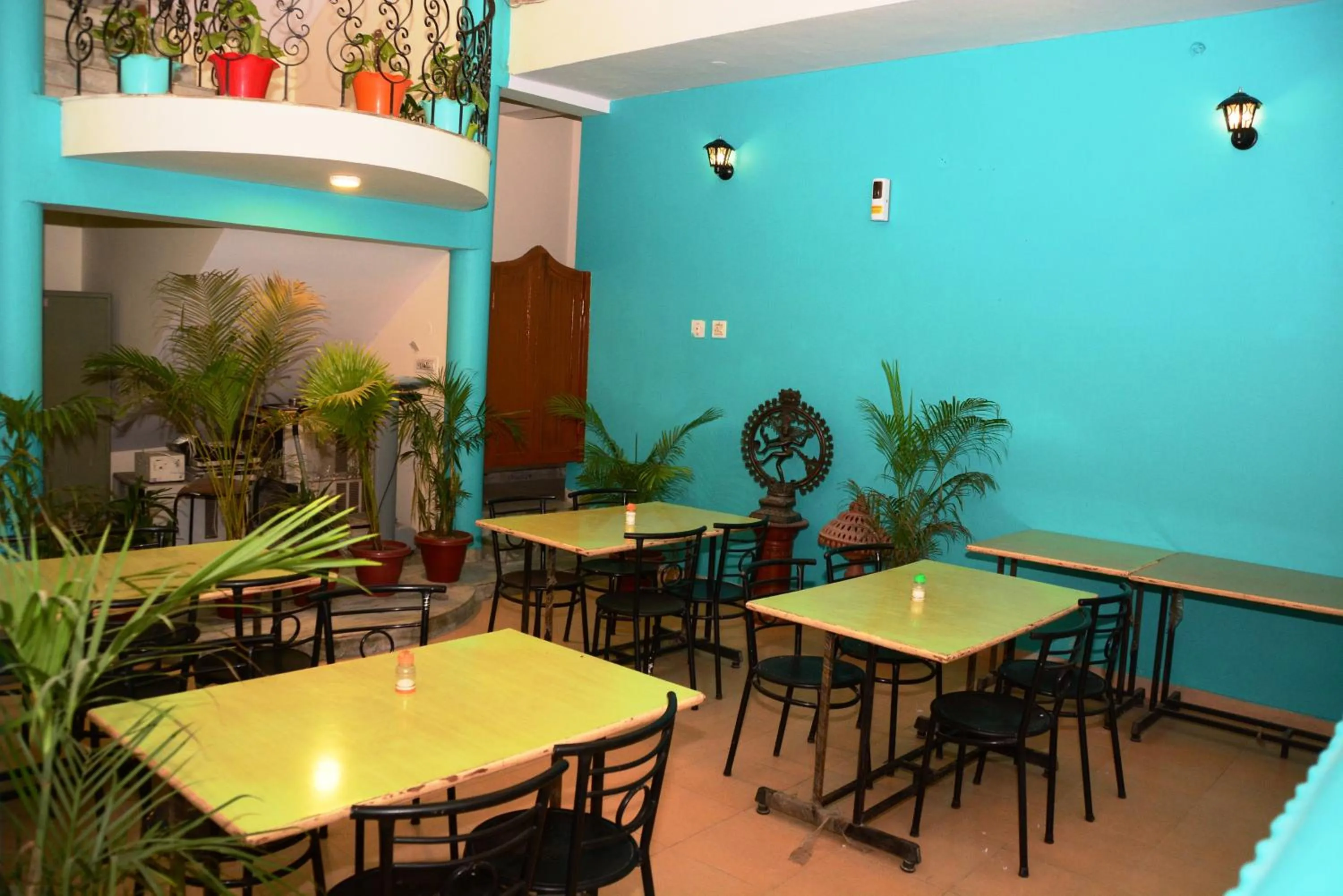 Restaurant/places to eat in Hotel Sugandh Retreat- Near Sindhi Camp Bus station