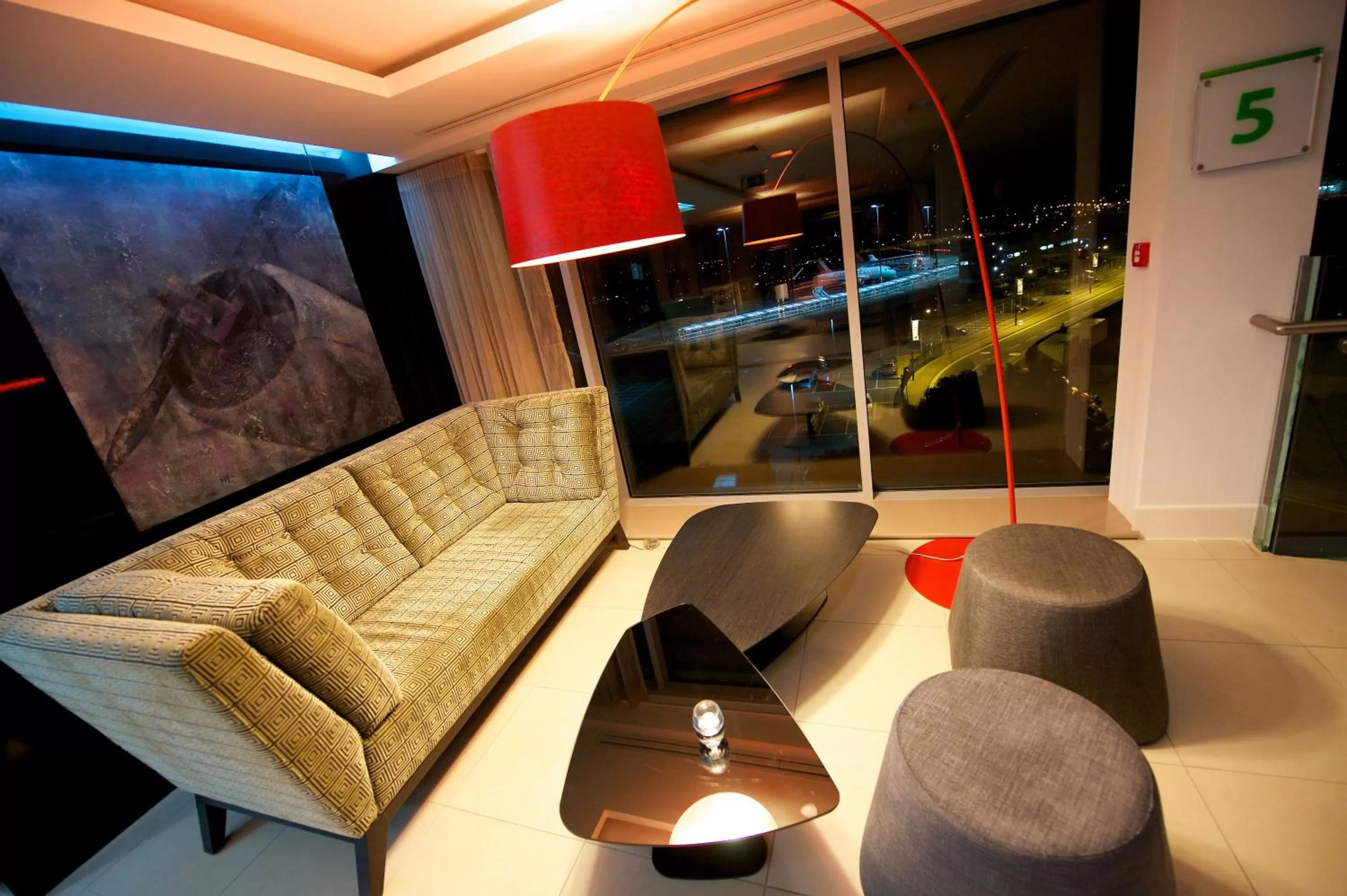 Lounge or bar in Holiday Inn Southend by IHG