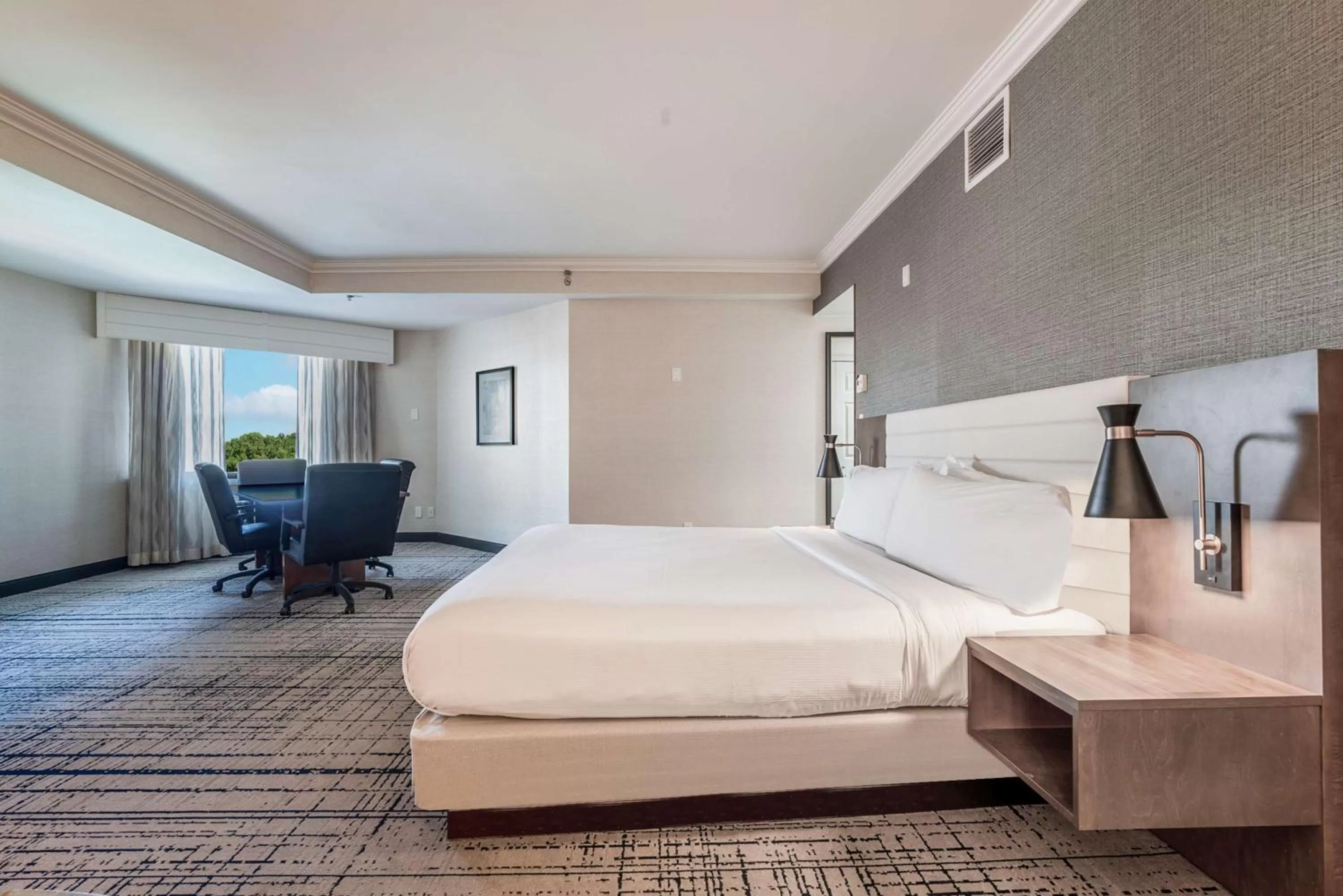 Bed in DoubleTree by Hilton South Charlotte Tyvola