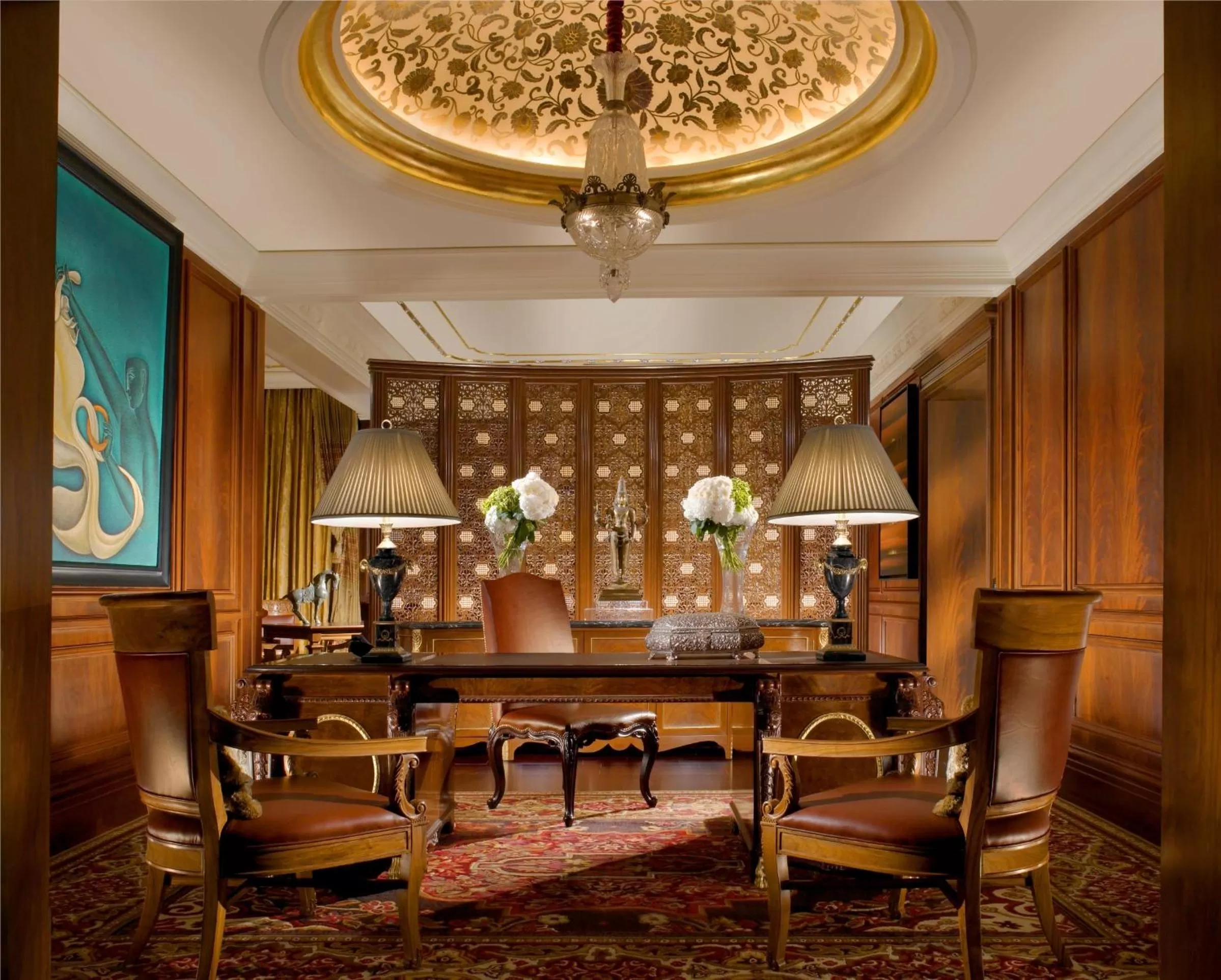 Lounge or bar in The Leela Palace New Delhi