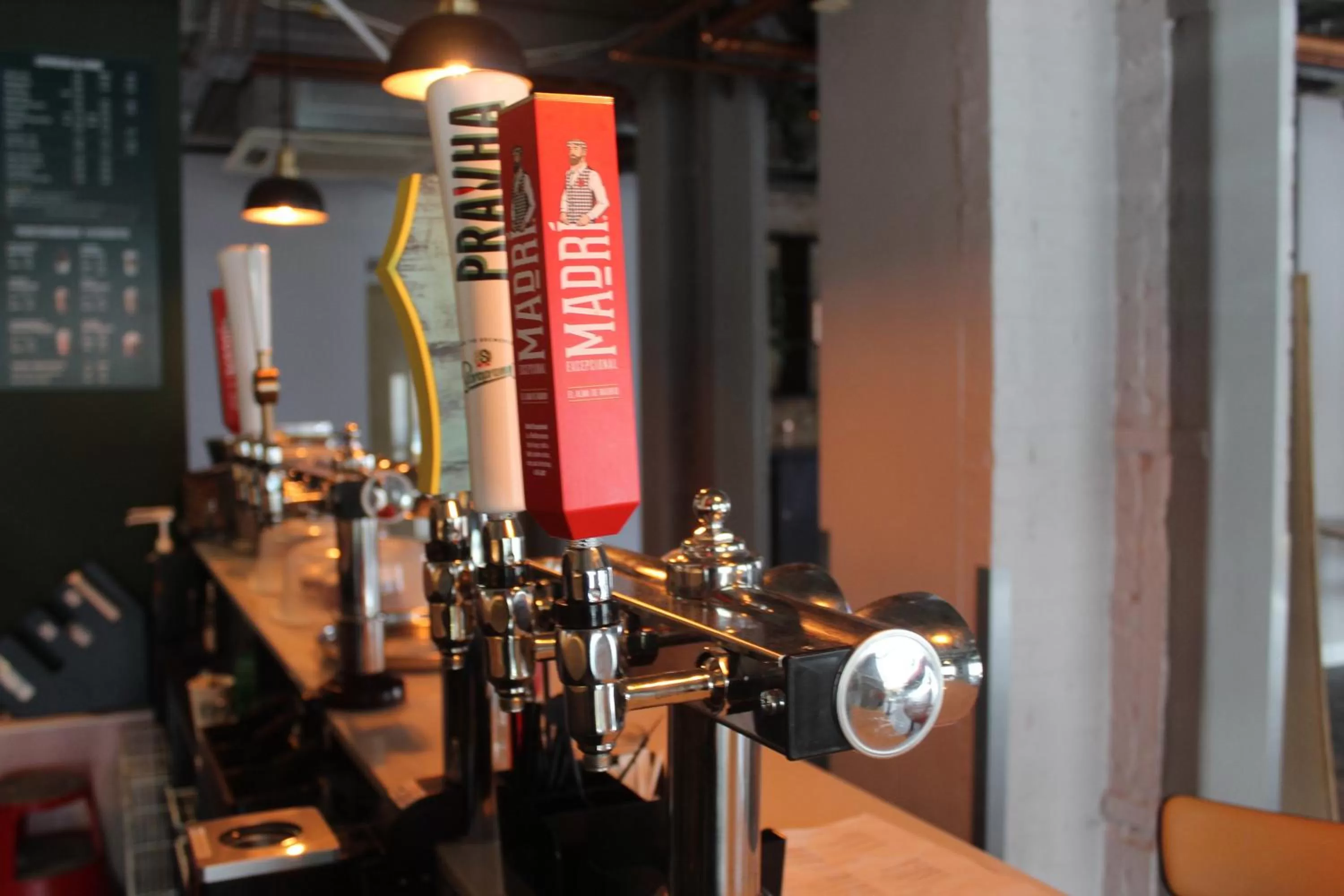 Lounge or bar in Holiday Inn Kenilworth - Warwick by IHG