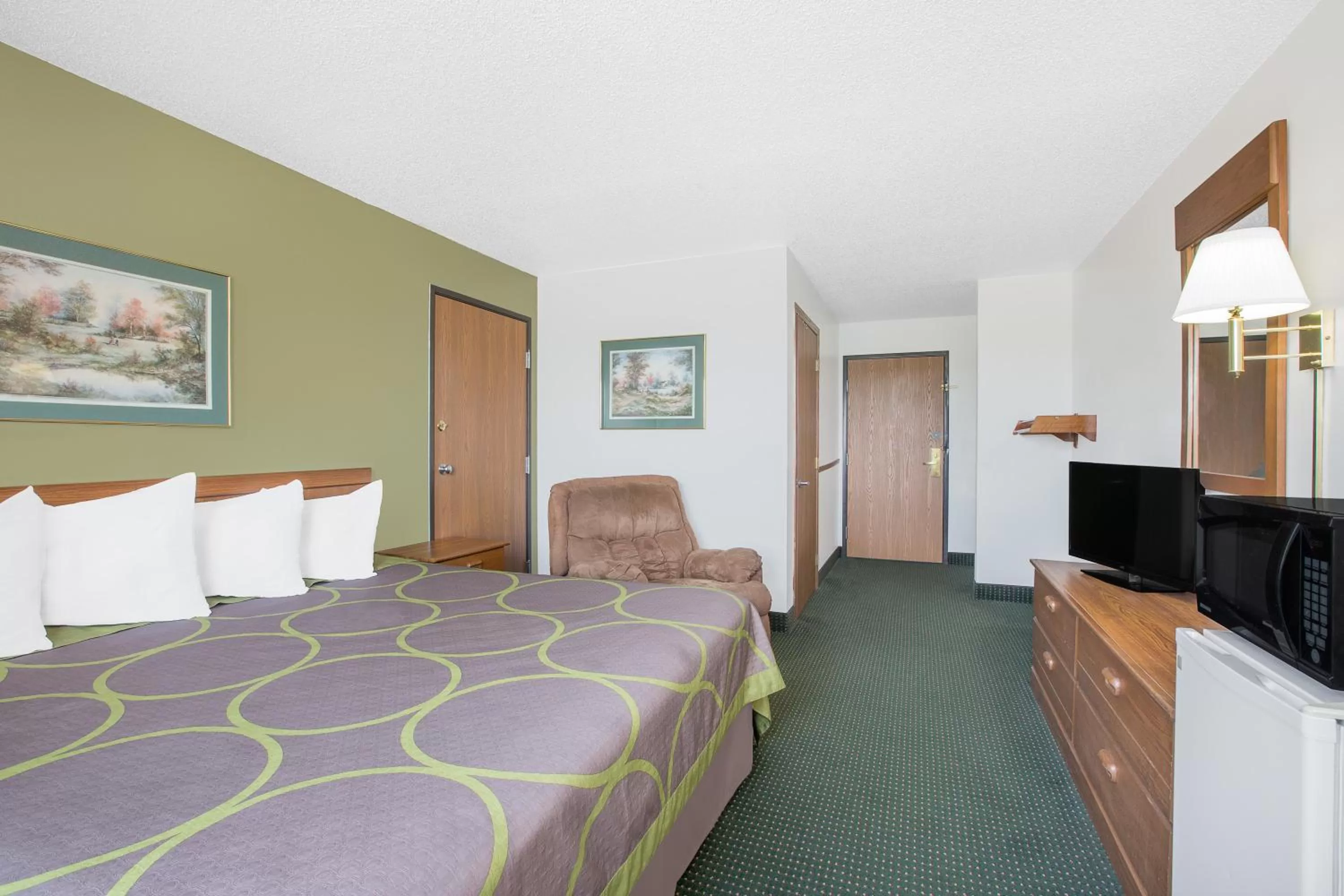 Bedroom, Bed in Super 8 by Wyndham Chillicothe
