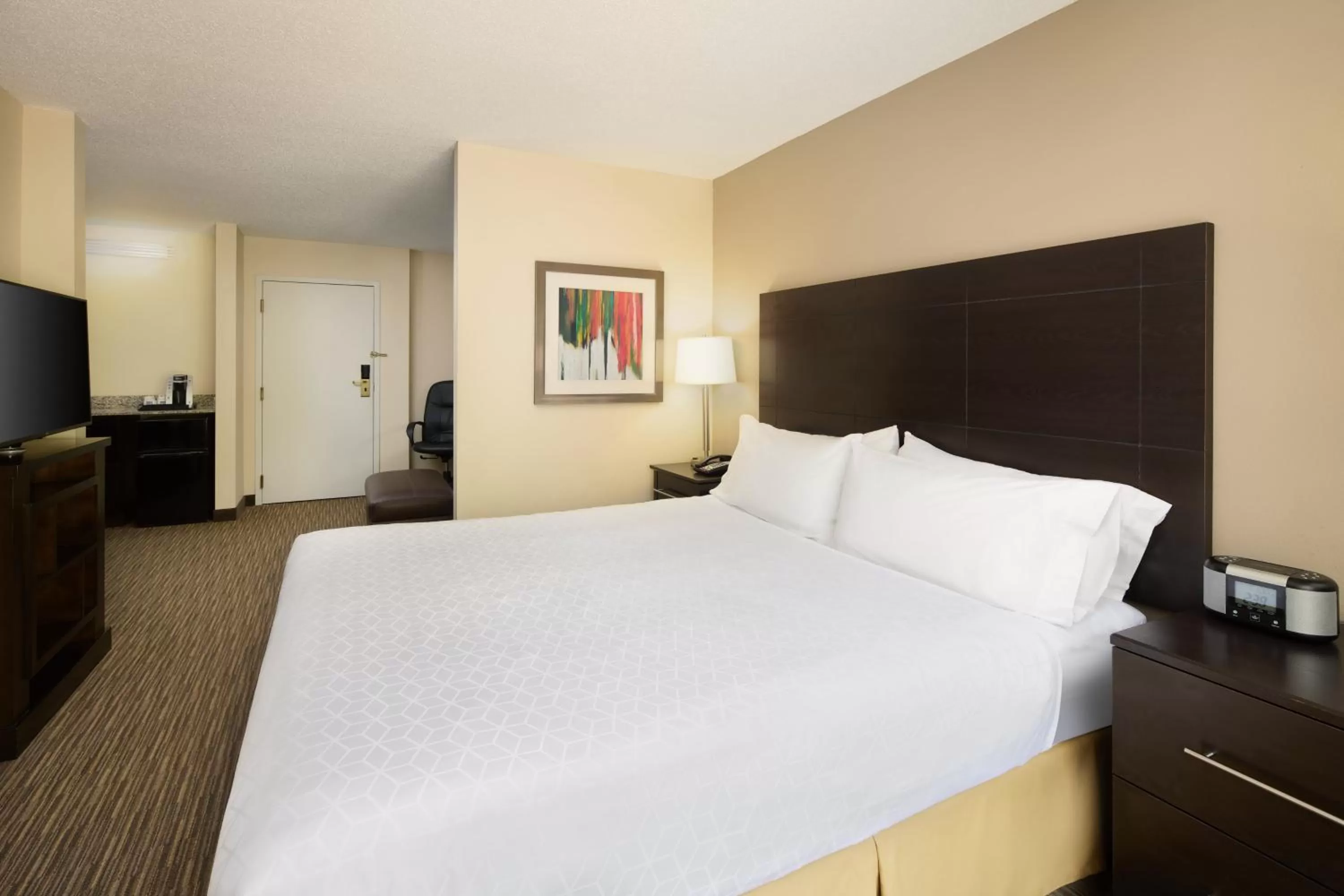Photo of the whole room, Bed in Holiday Inn Express & Suites Alpharetta by IHG