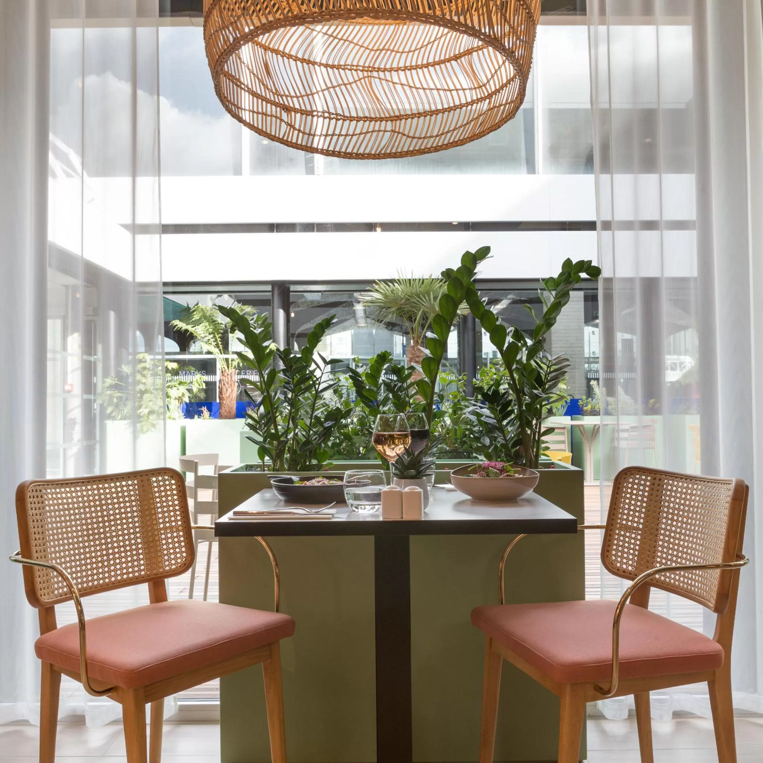 Restaurant/places to eat in Novotel Paris Charles de Gaulle Airport