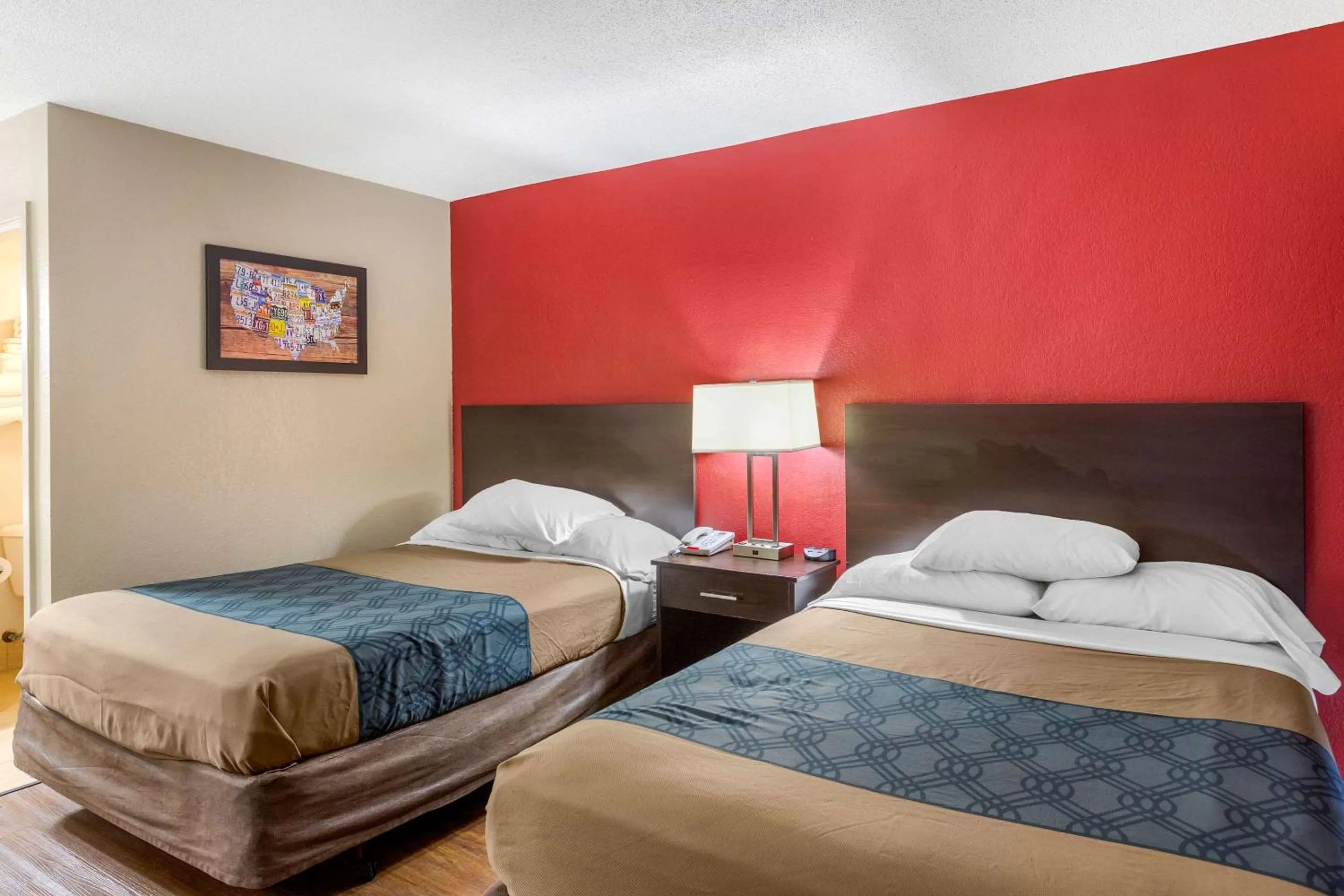 Photo of the whole room, Bed in Econo Lodge