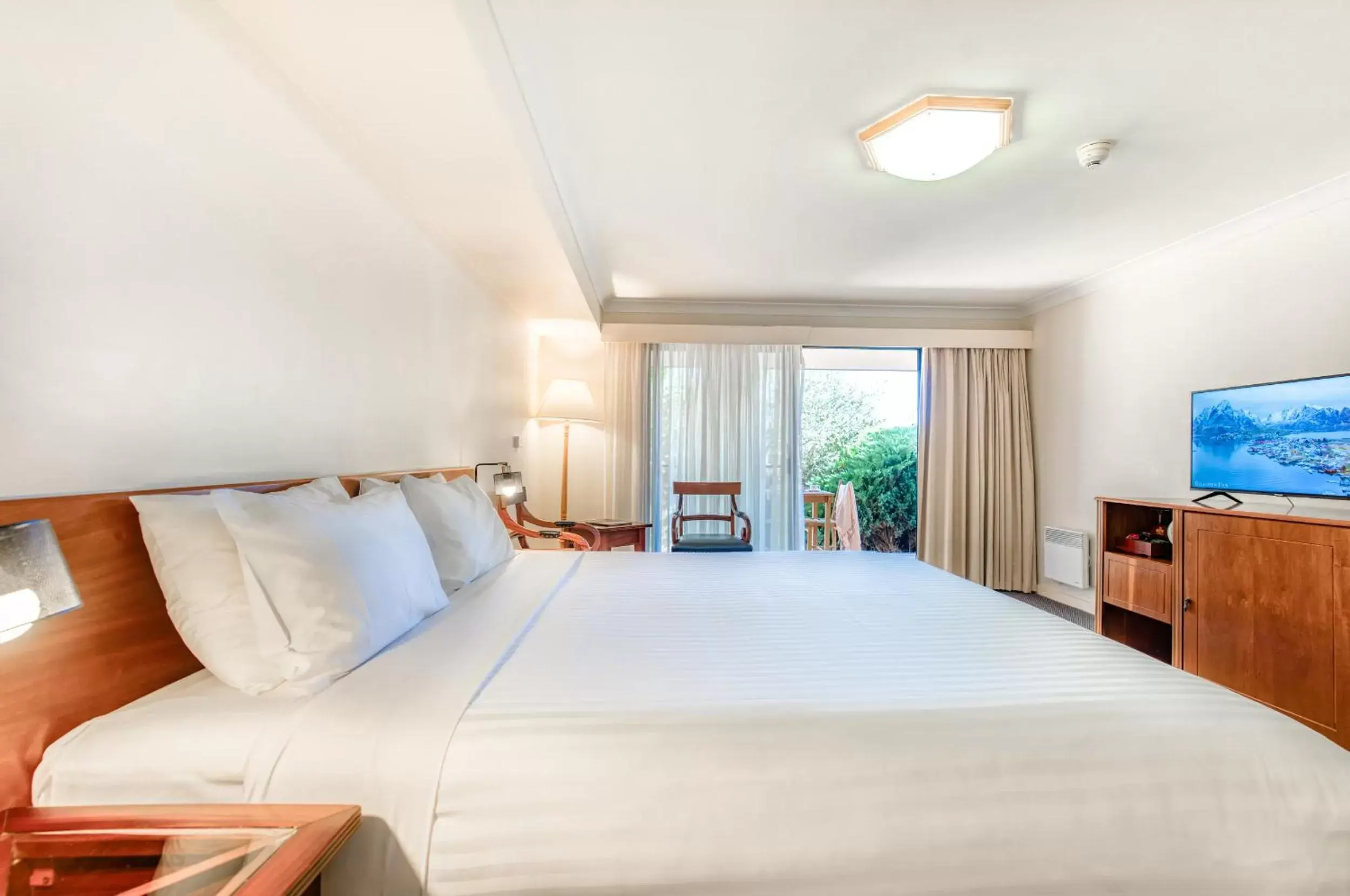 Garden View King Room in Panorama Hotel St Helens Garden View King Room in Panorama Hotel St Helens