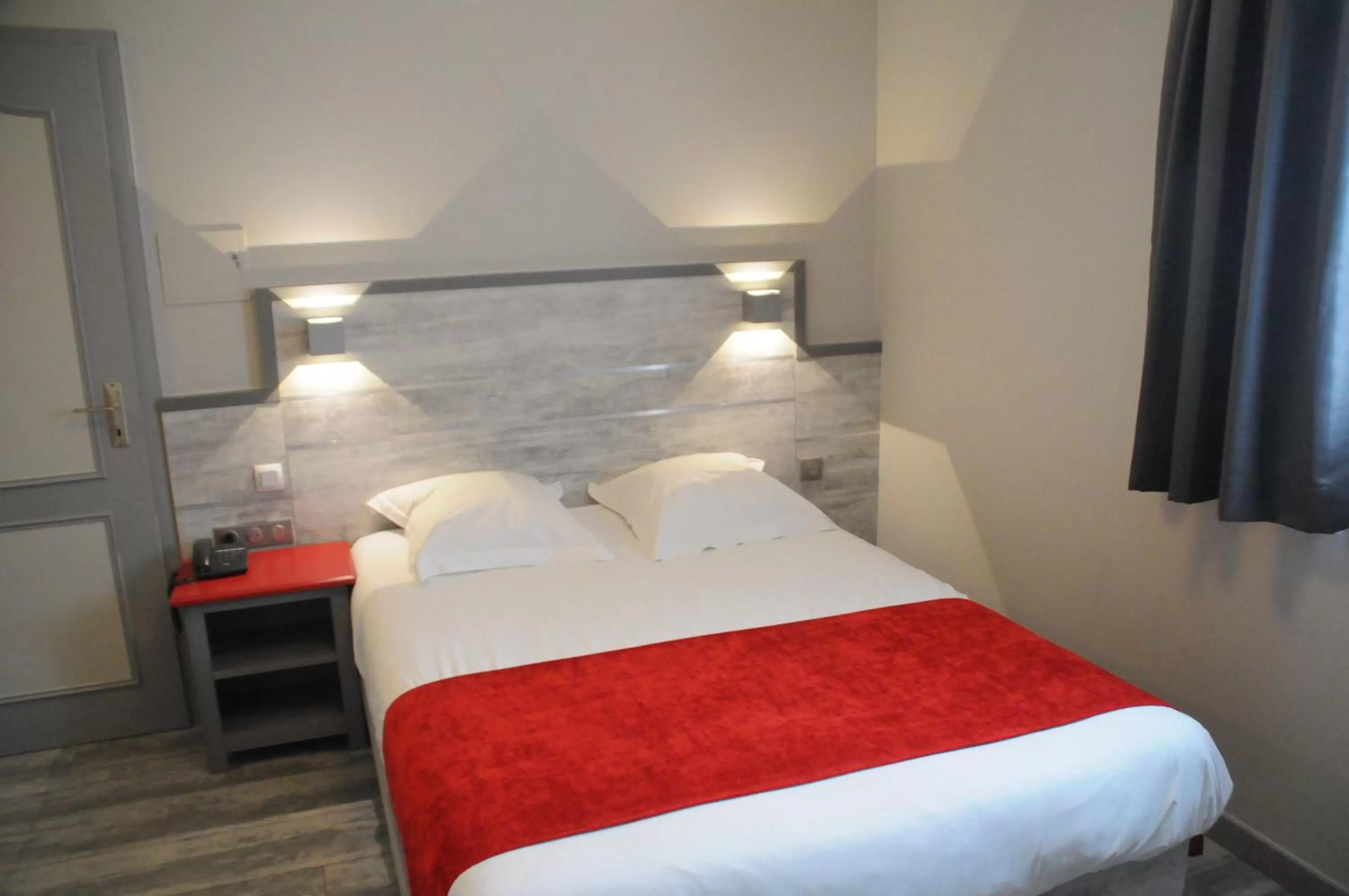 Bed in Hotel Restaurant Au Parc des Cigognes