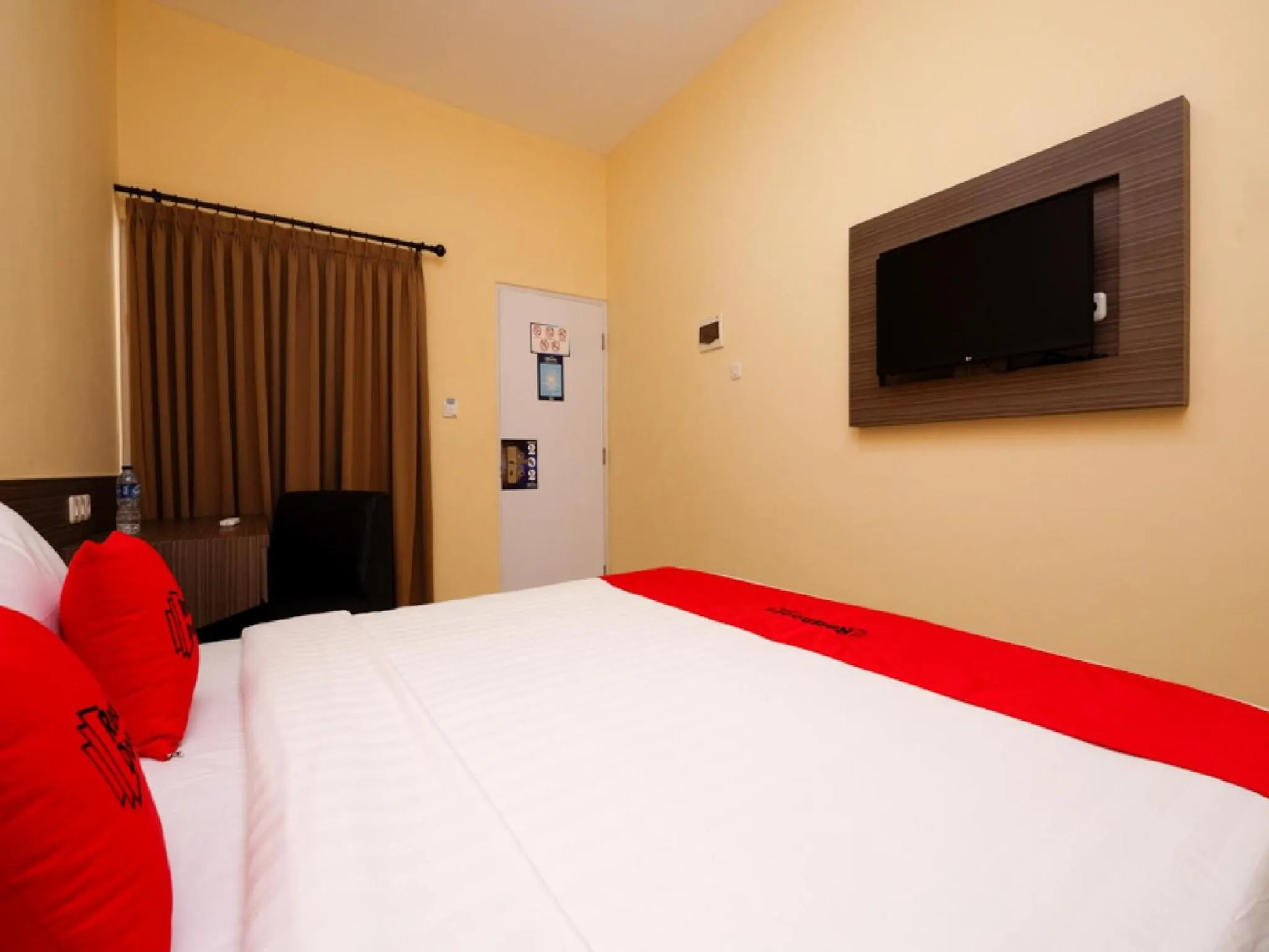 Bedroom, Bed in RedDoorz Plus near Paragon Mall Semarang