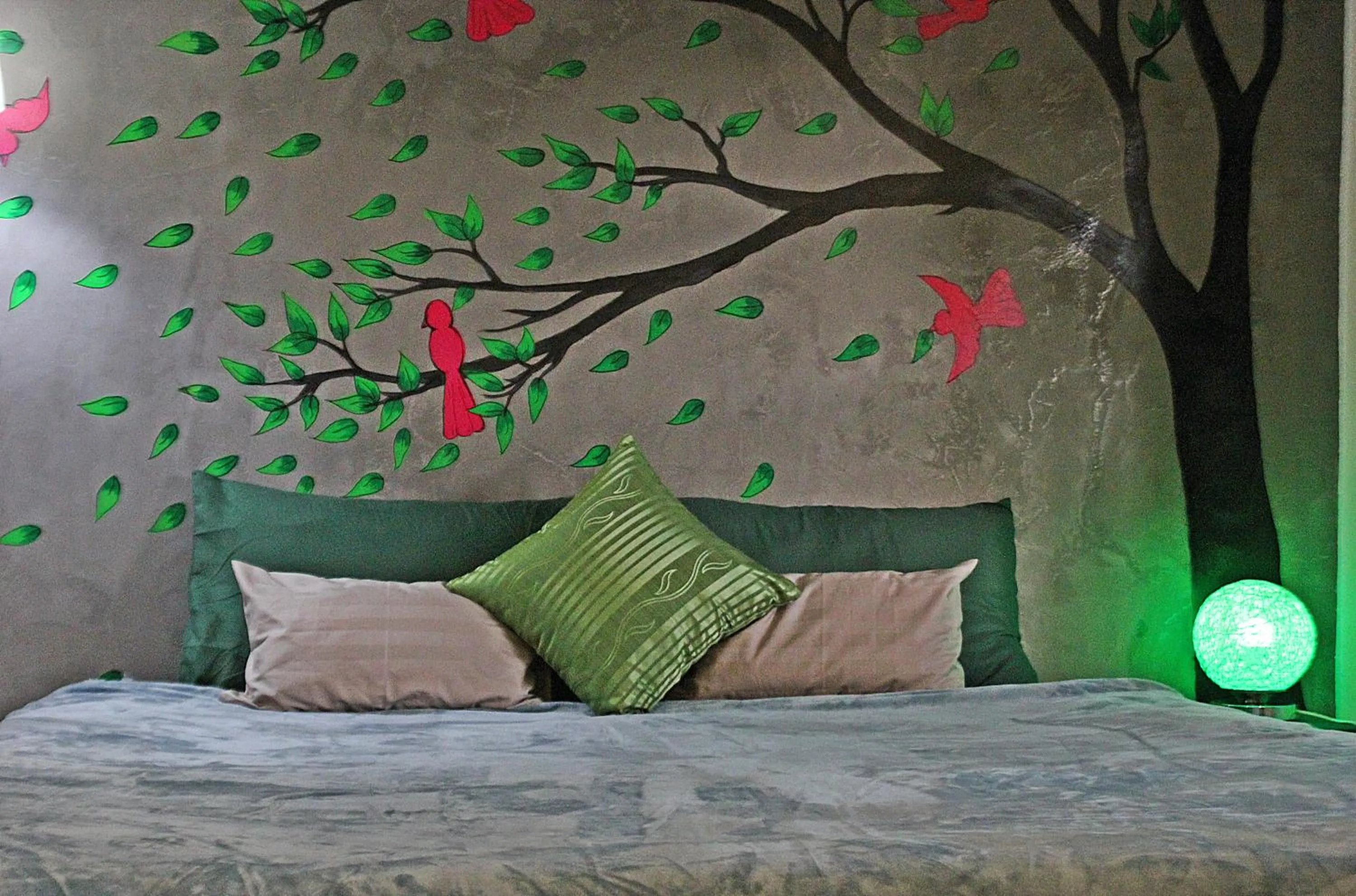 Bed in 1715 House - White Rhino