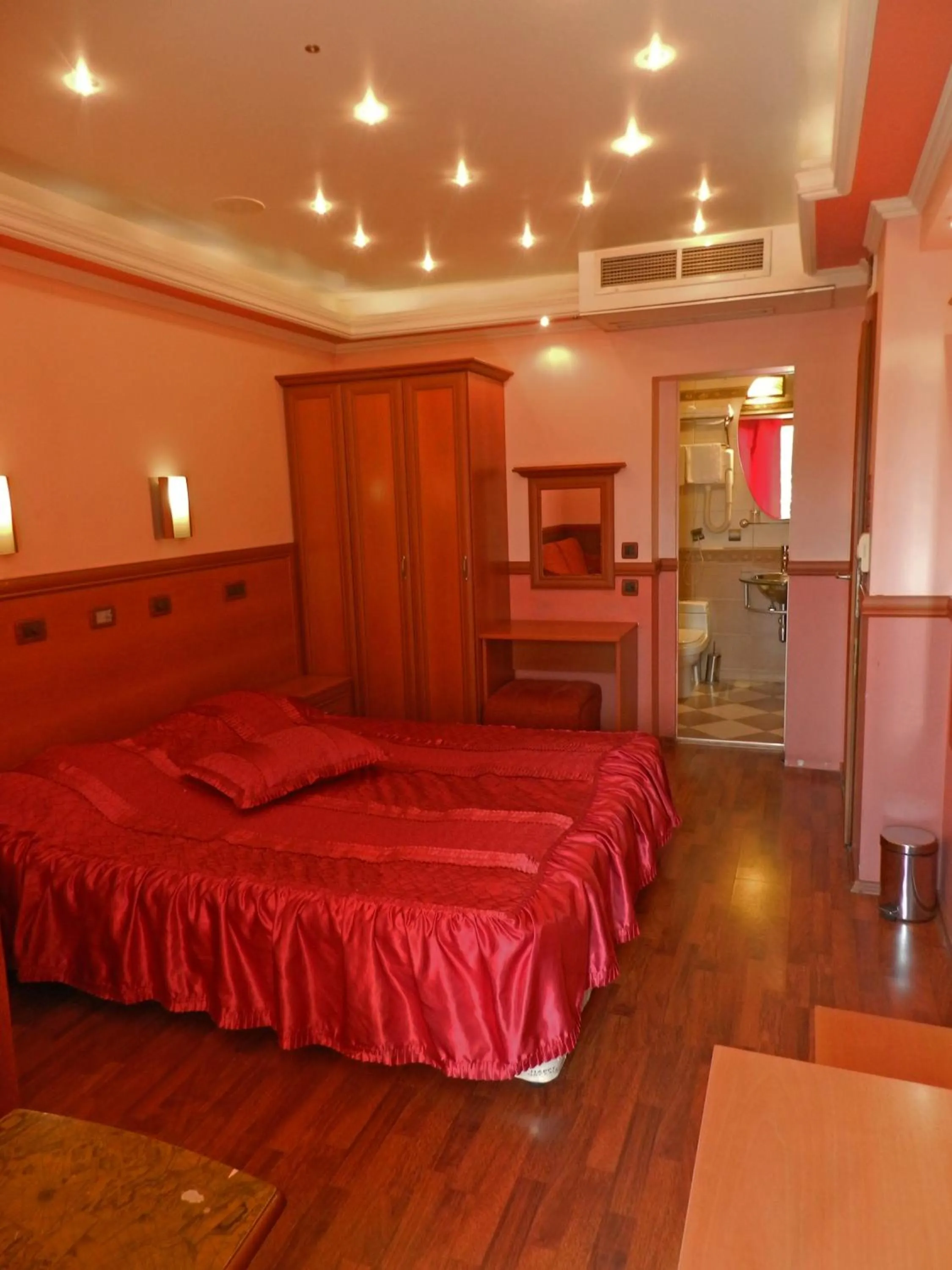 Photo of the whole room, Bed in California Hotel