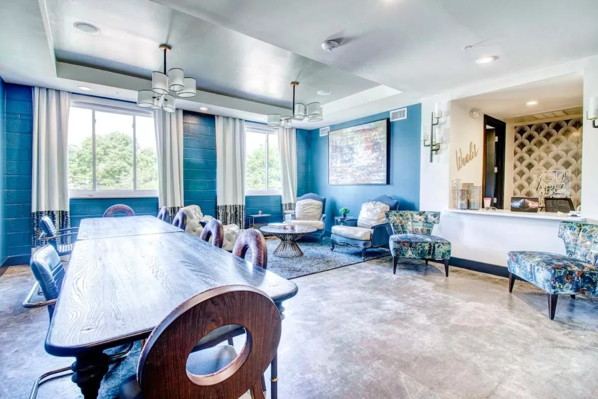 Living room in The Bishop Arts Hotel by Qresorts