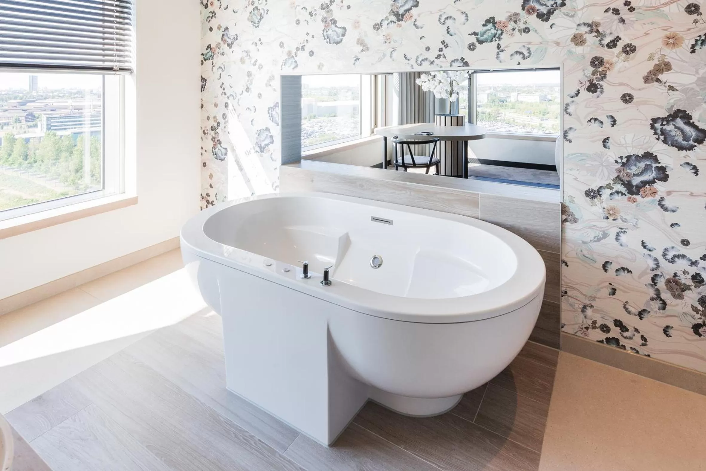 Hot Tub, Bed in Van der Valk Hotel Düsseldorf