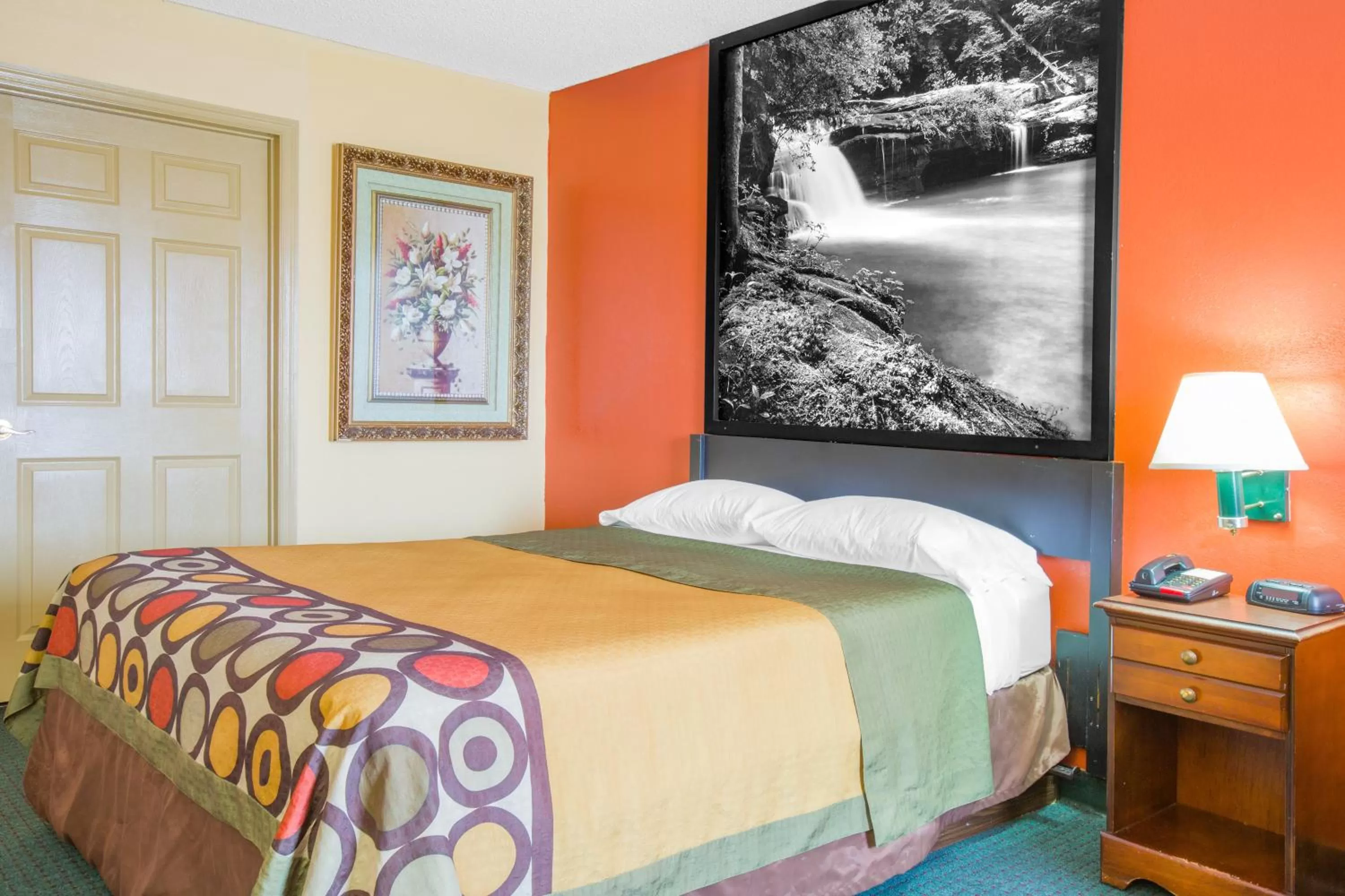 Queen Room - Disability Access - Non-Smoking in Super 8 by Wyndham Talladega AL