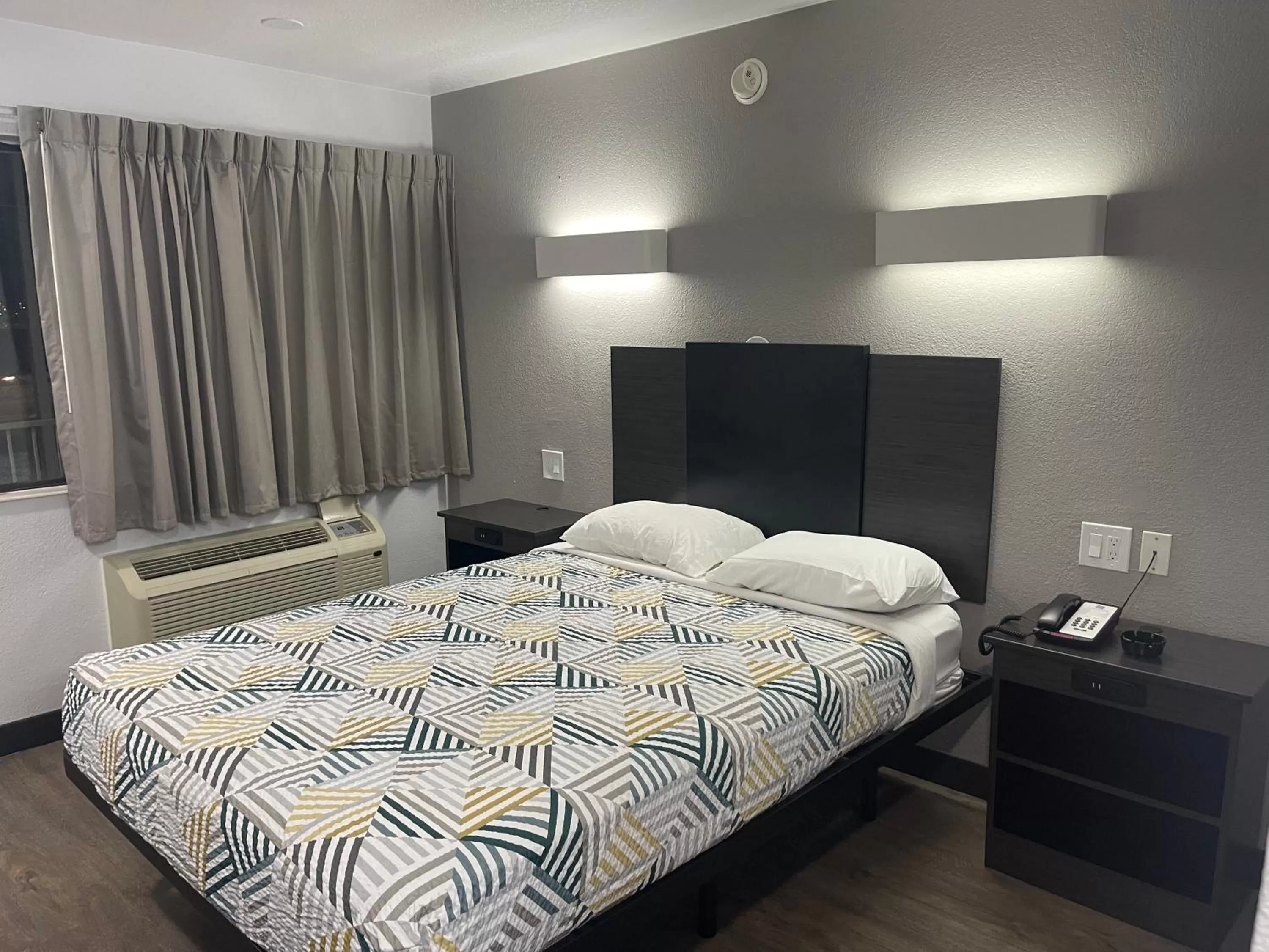 Bedroom, Bed in Motel 6 Denton, TX - UNT