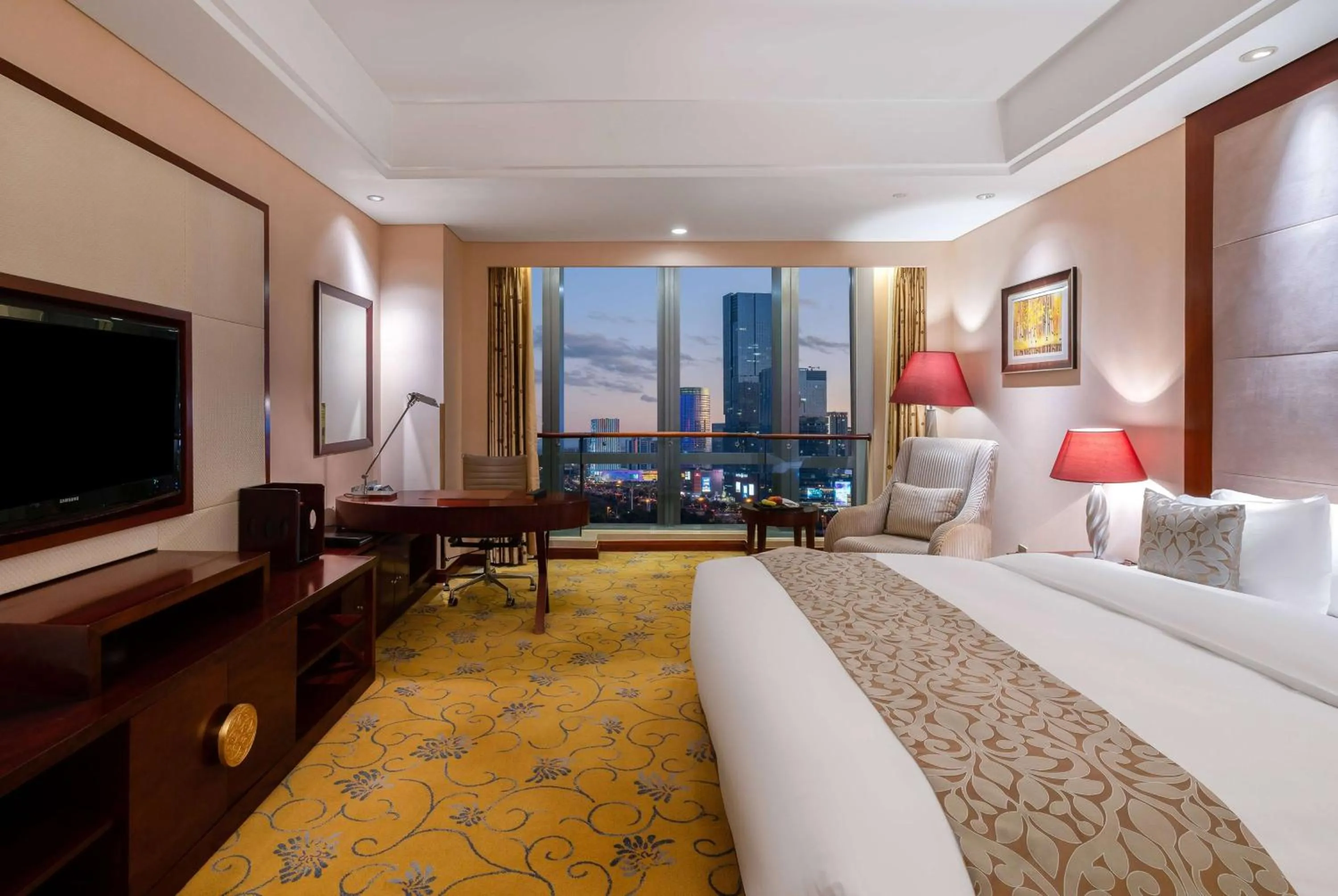 Photo of the whole room, Bed in Howard Johnson Tropical Garden Plaza Kunming Chenggong