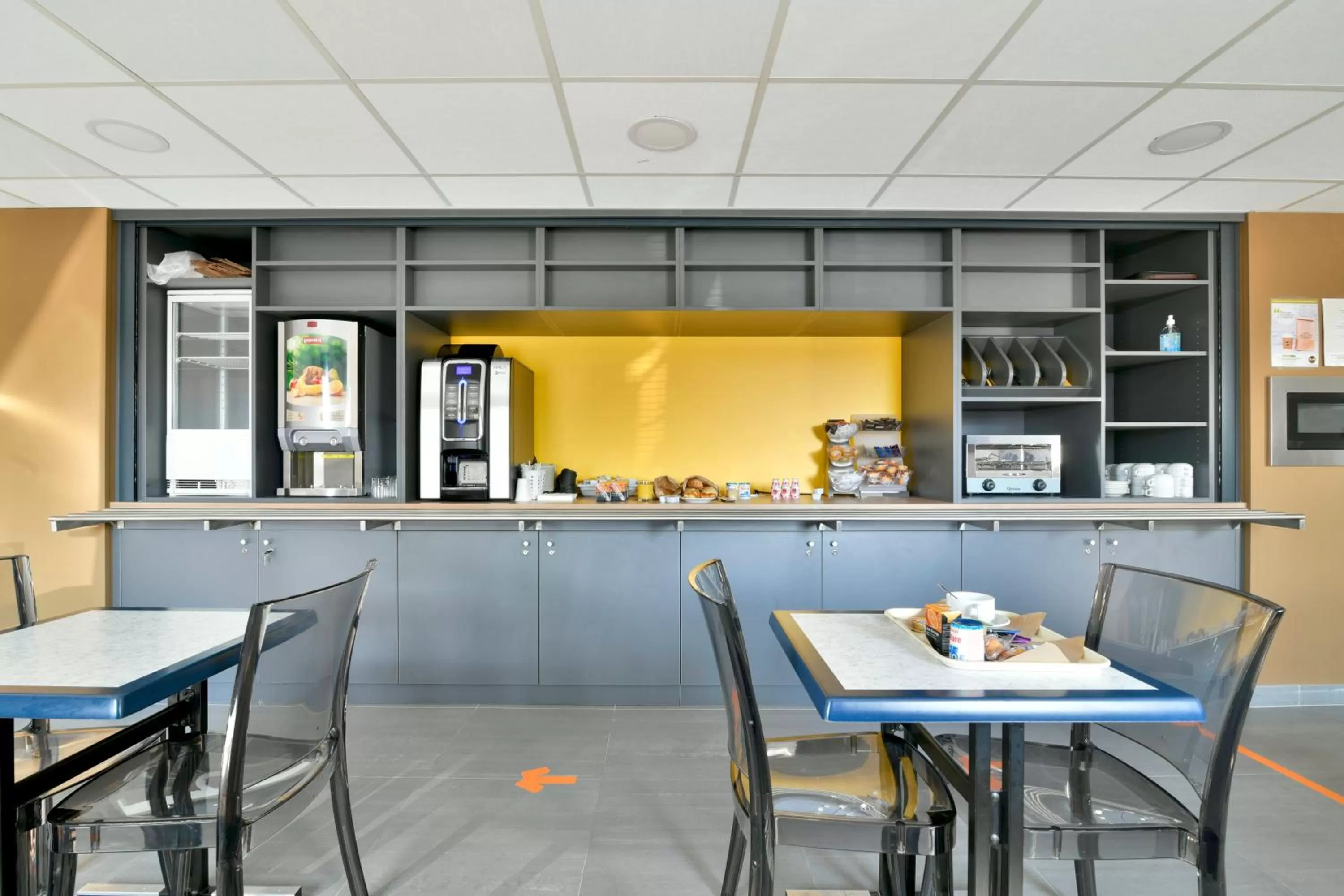 Buffet breakfast in B&B HOTEL Bollène