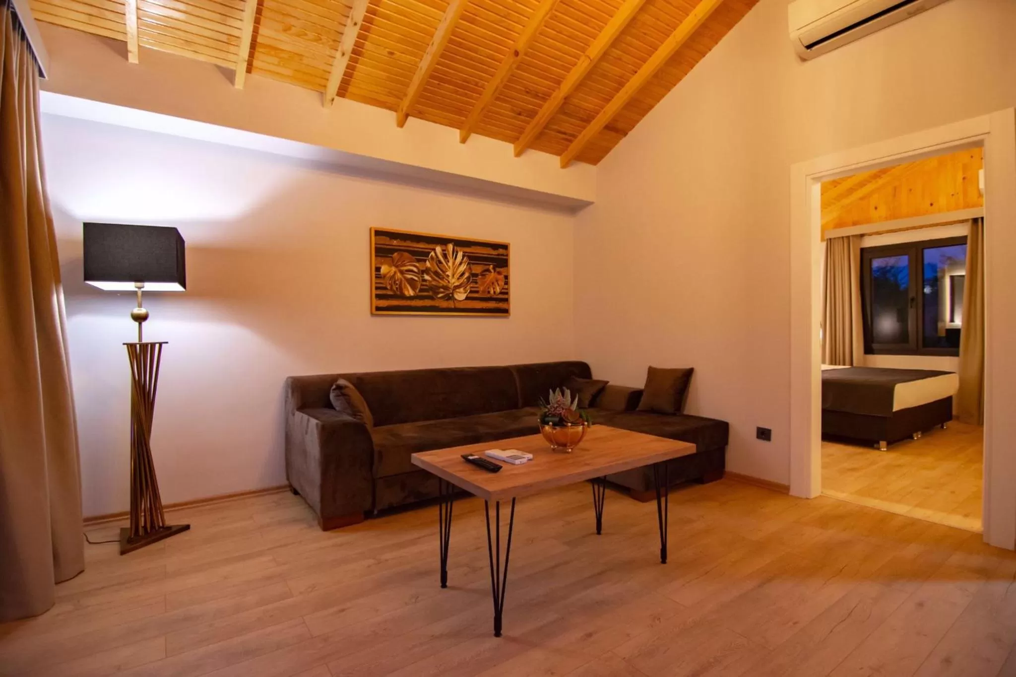 Communal lounge/ TV room, Seating Area in Sandal Otel