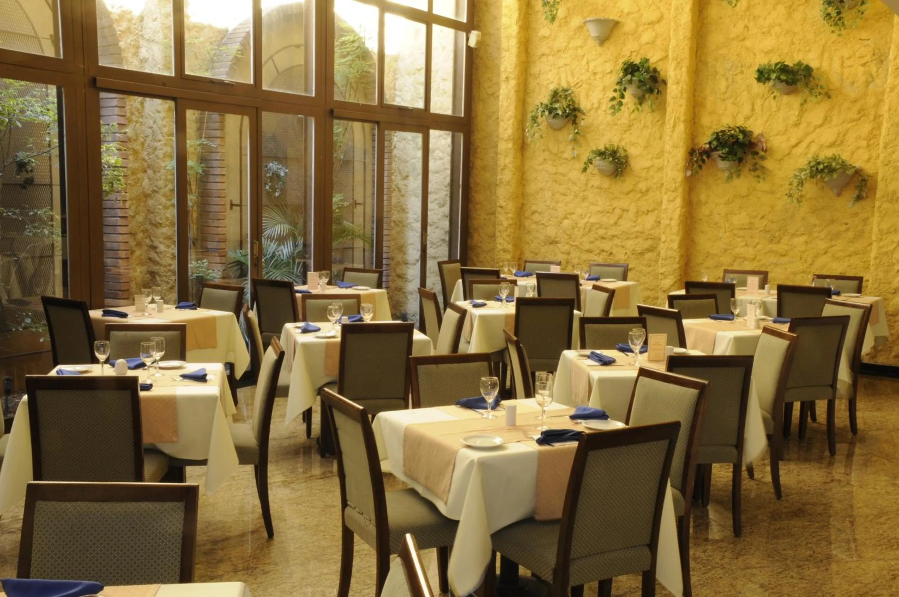 Restaurant/places to eat in Hotel Shelton