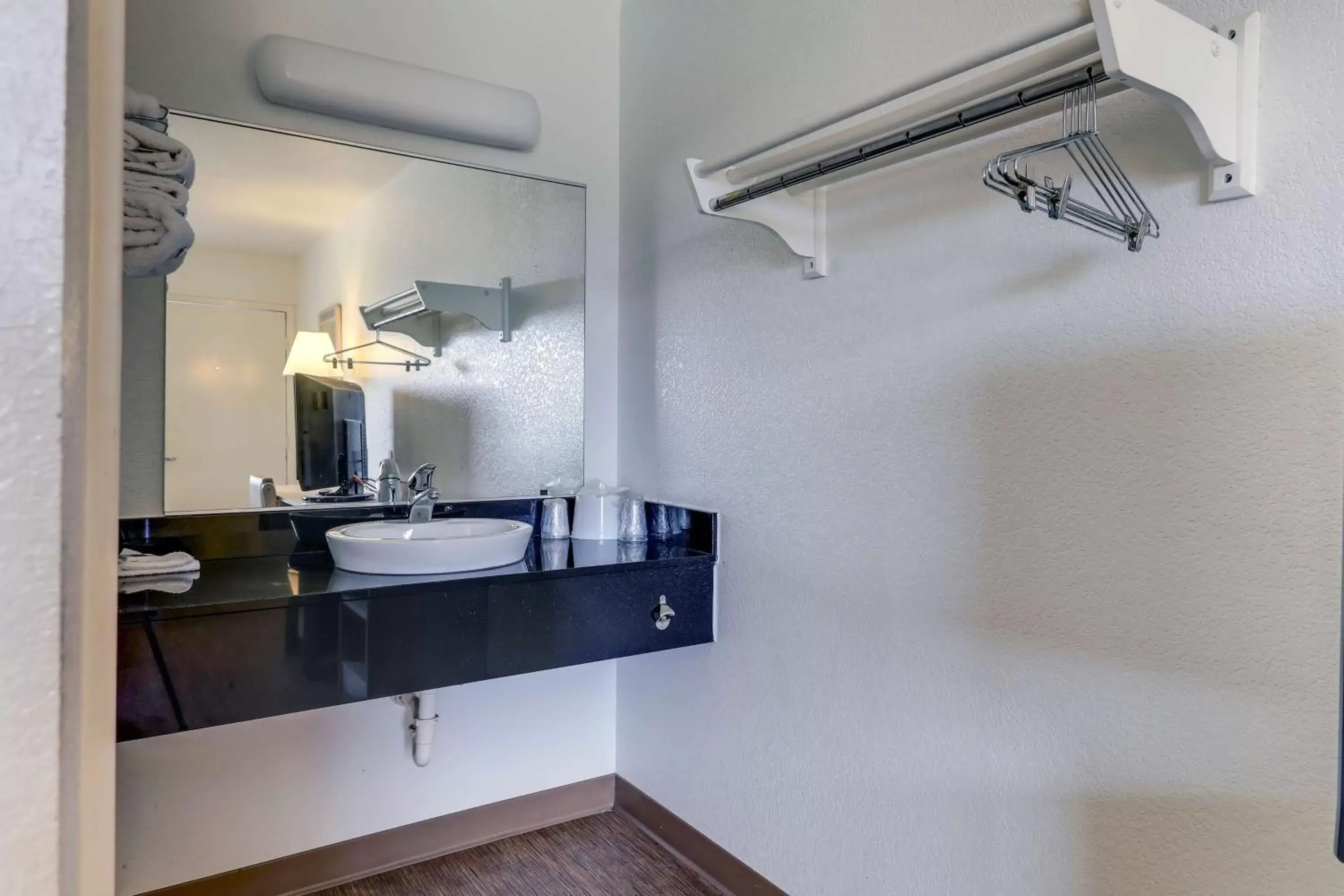 Standard Kitchen Room with– One Queen Bed - single occupancy in Motel 6-Port Allen, LA - Baton Rouge Standard Kitchen Room with– One Queen Bed - single occupancy in Motel 6-Port Allen, LA - Baton Rouge