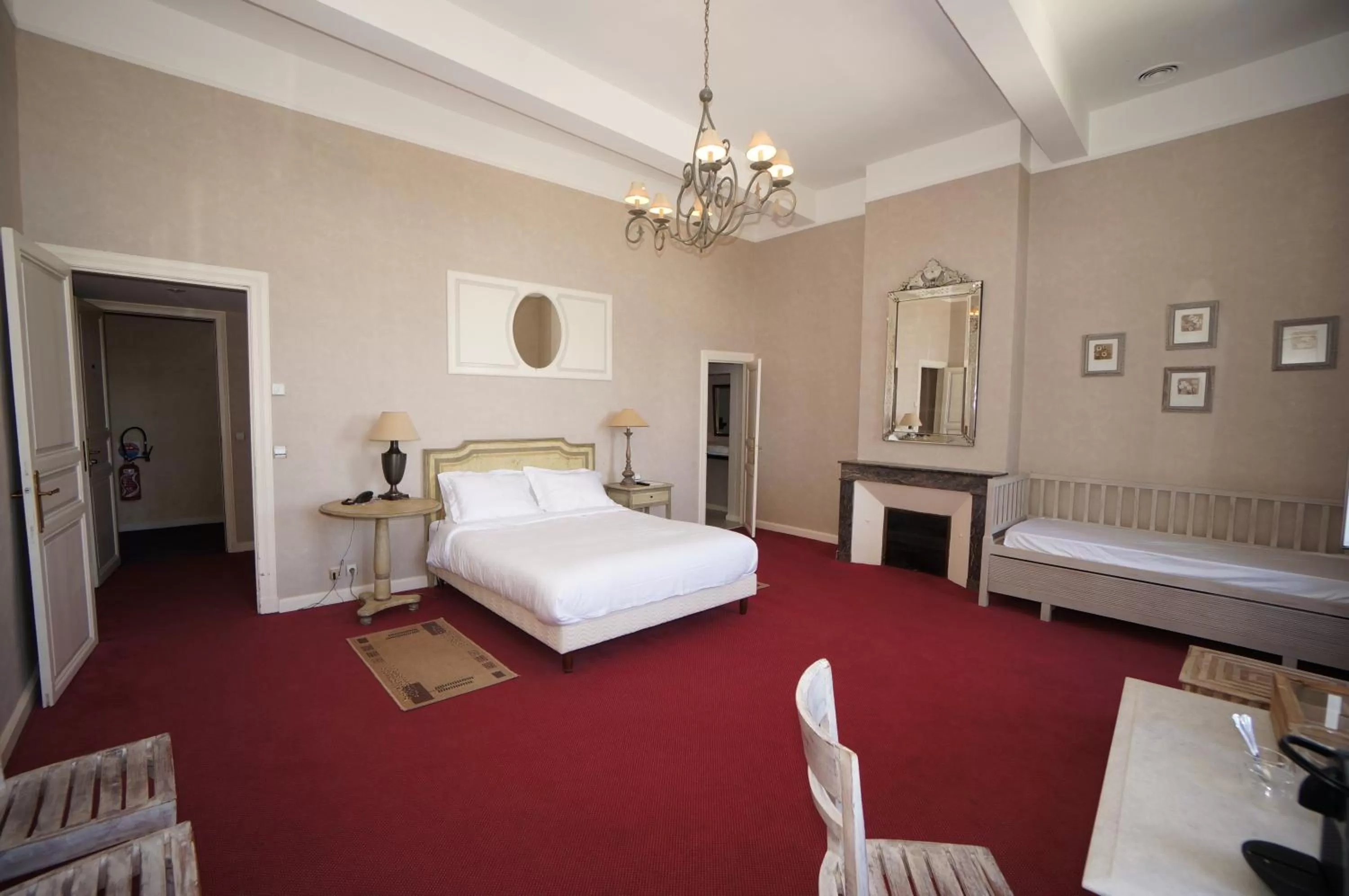 Photo of the whole room, Bed in Les Trois Lys