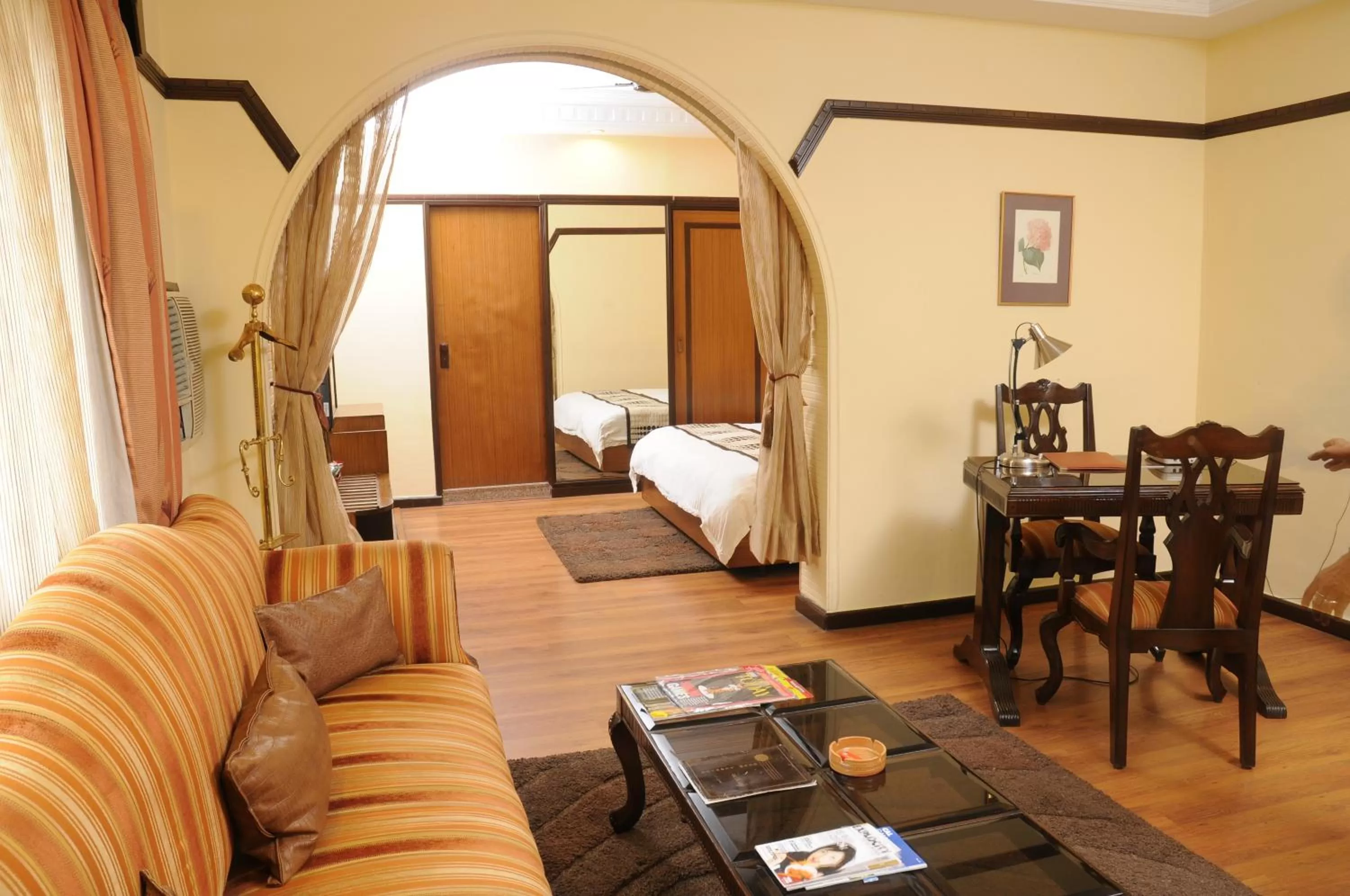 Living room, Bed in Lytton Hotel