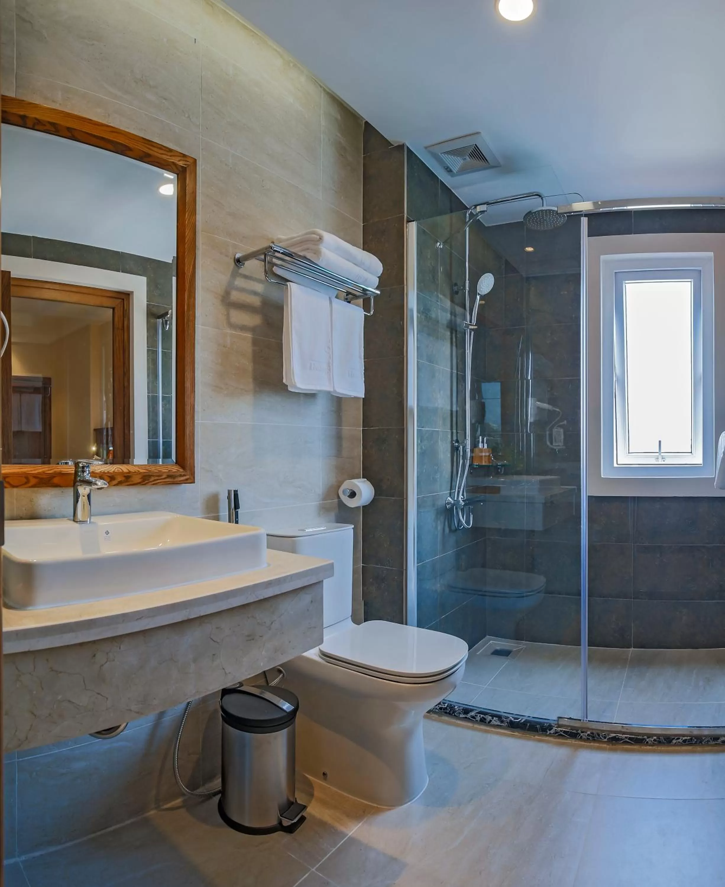 Bathroom in Hoang Lan Hotel