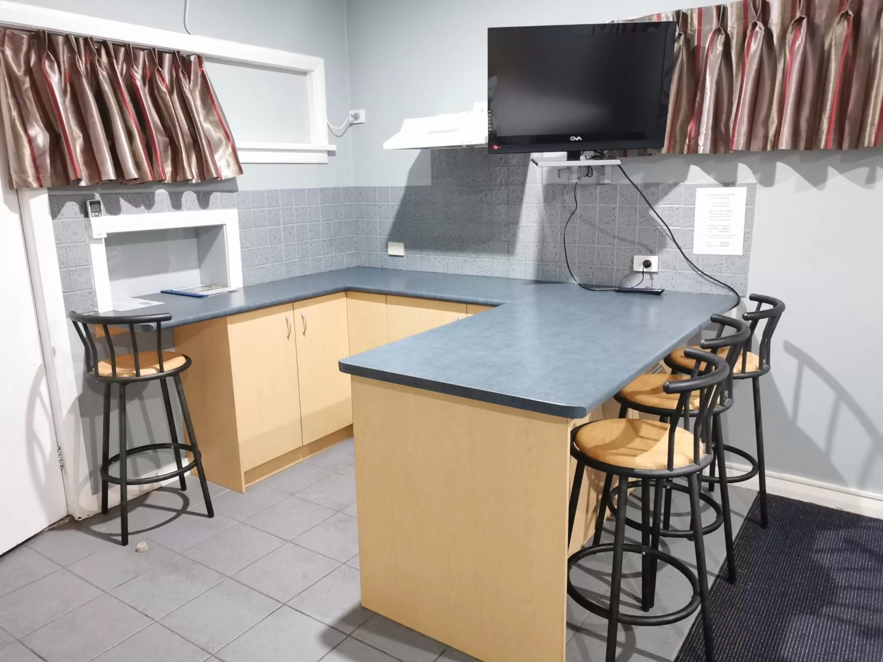 Kitchen/Kitchenette in Poplars Inn Mittagong