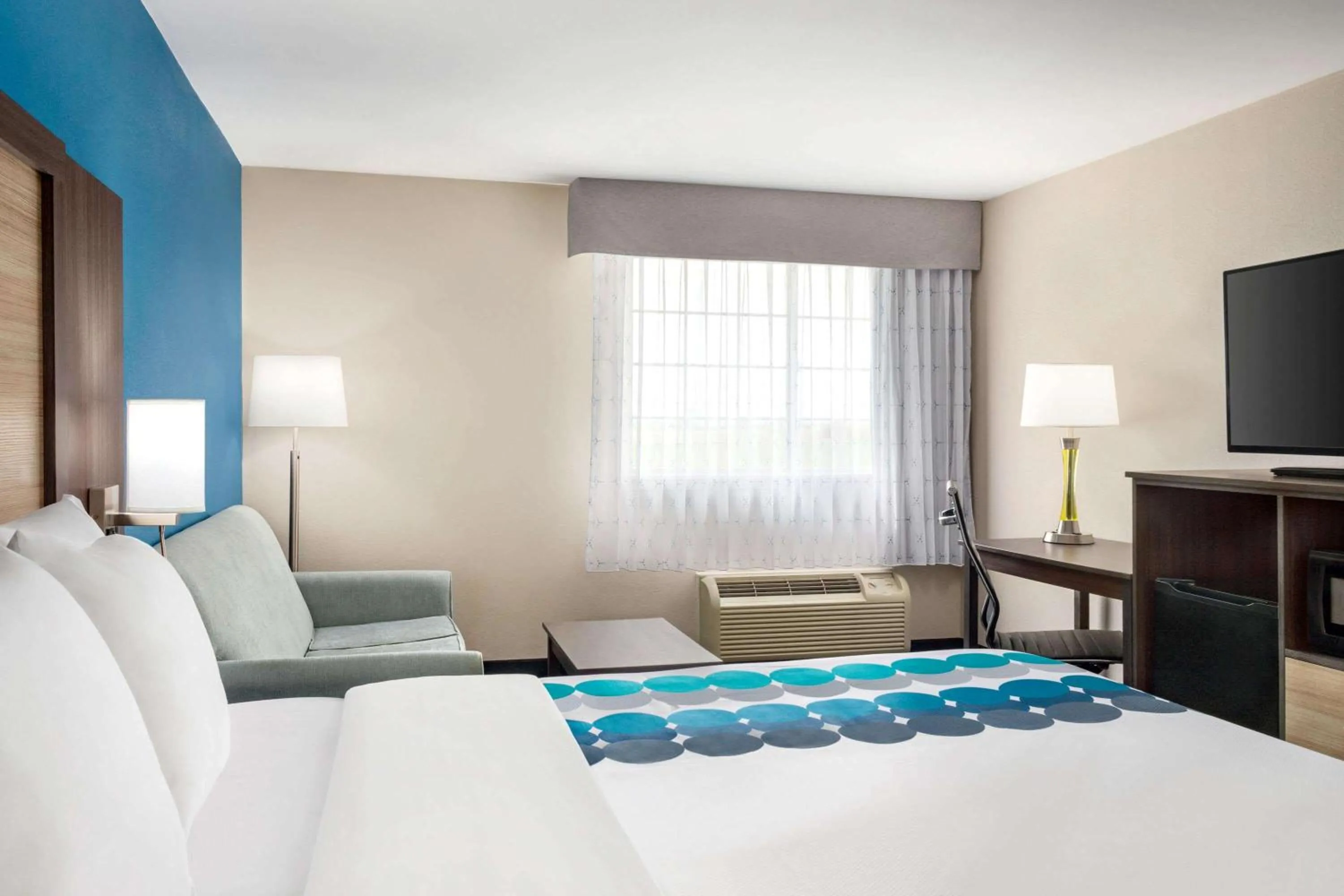 Photo of the whole room, Bed in Baymont by Wyndham Blackwell I-35