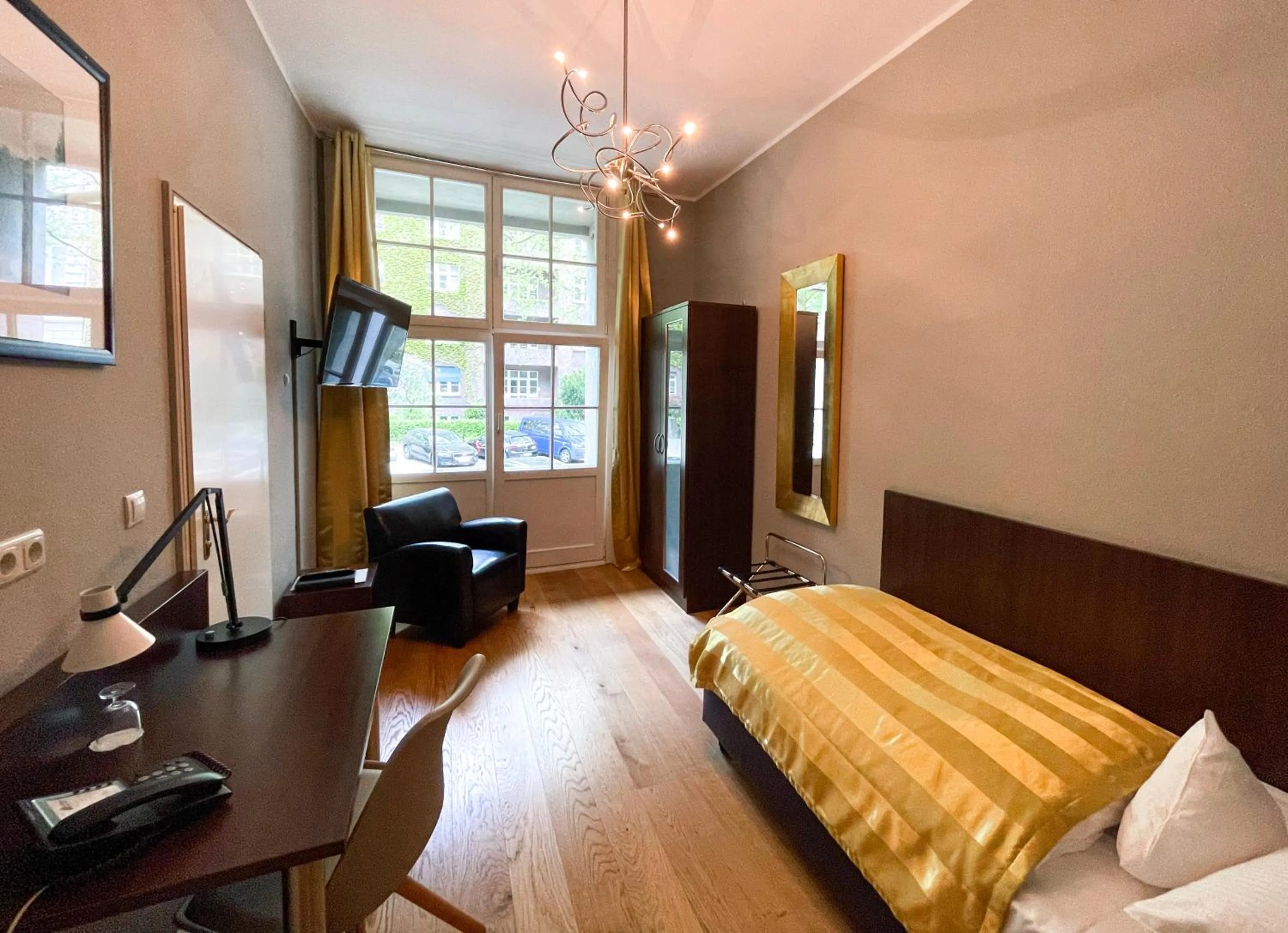 Photo of the whole room, Bed in Hotel Wagner im Dammtorpalais