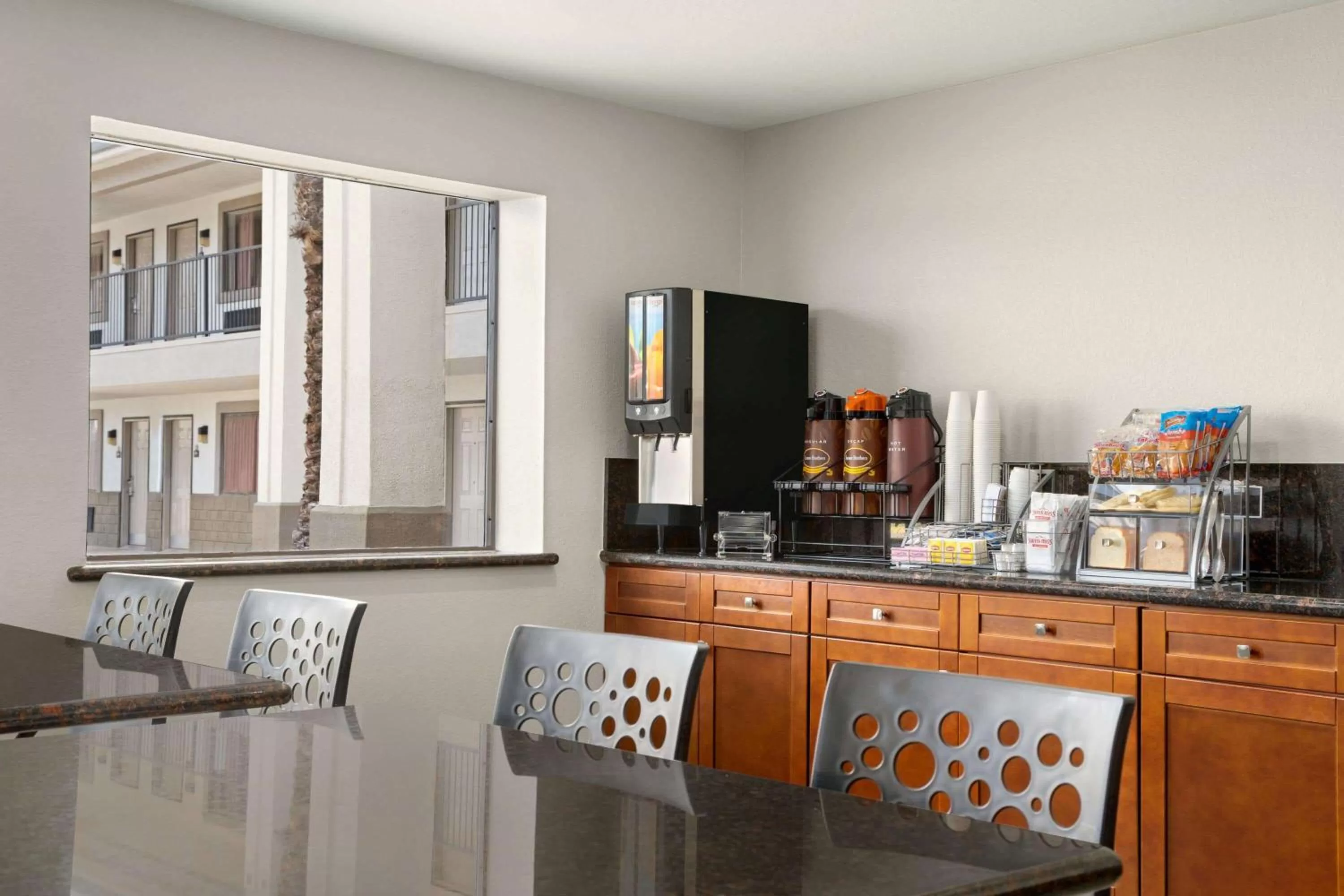 Restaurant/places to eat in Super 8 by Wyndham Houston/Dtwn/I-610