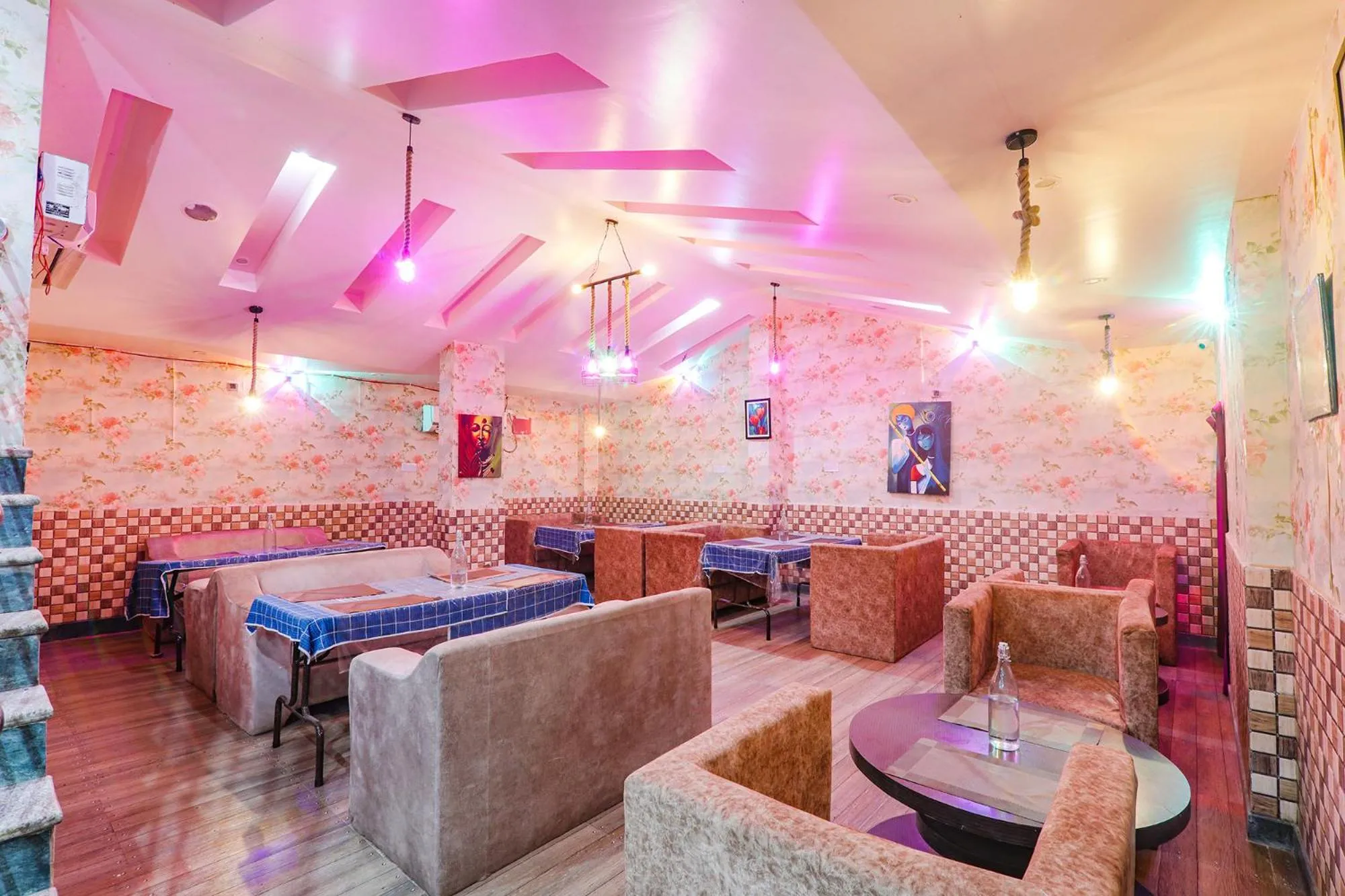 Restaurant/places to eat in FabHotel Astor