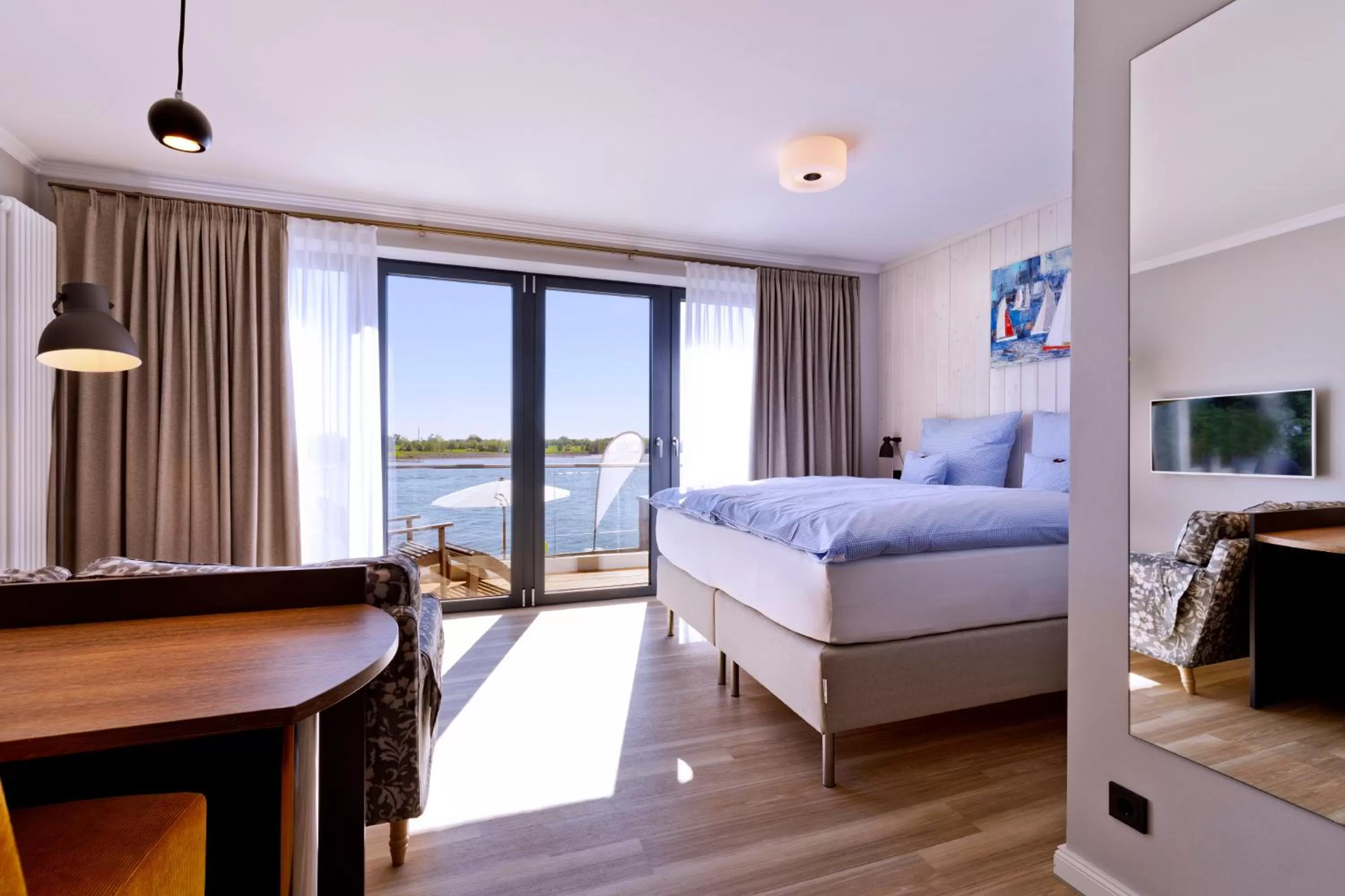 Photo of the whole room, Bed in Logierhaus RheintorEins