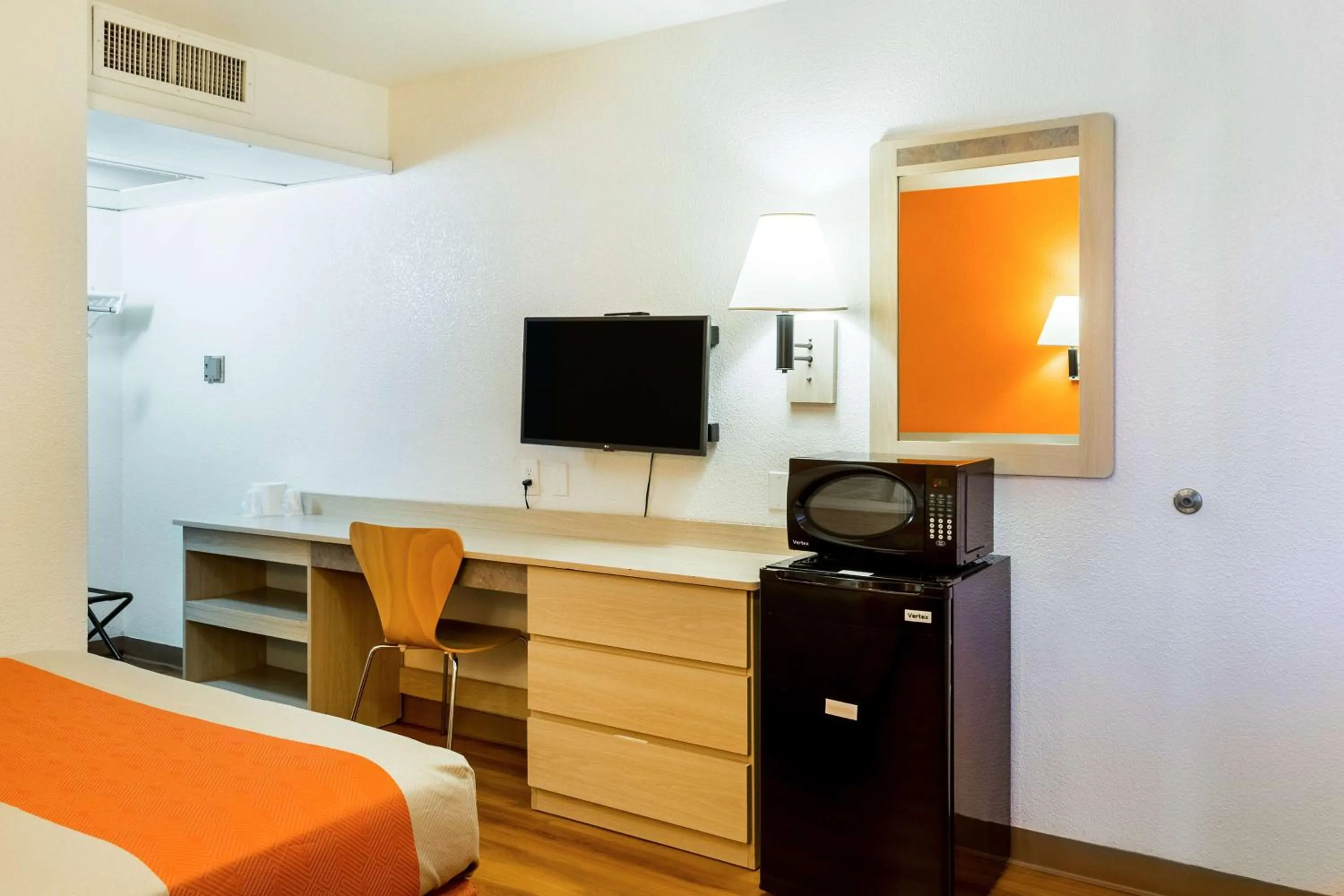 Photo of the whole room, Bed in Motel 6-Mojave, CA